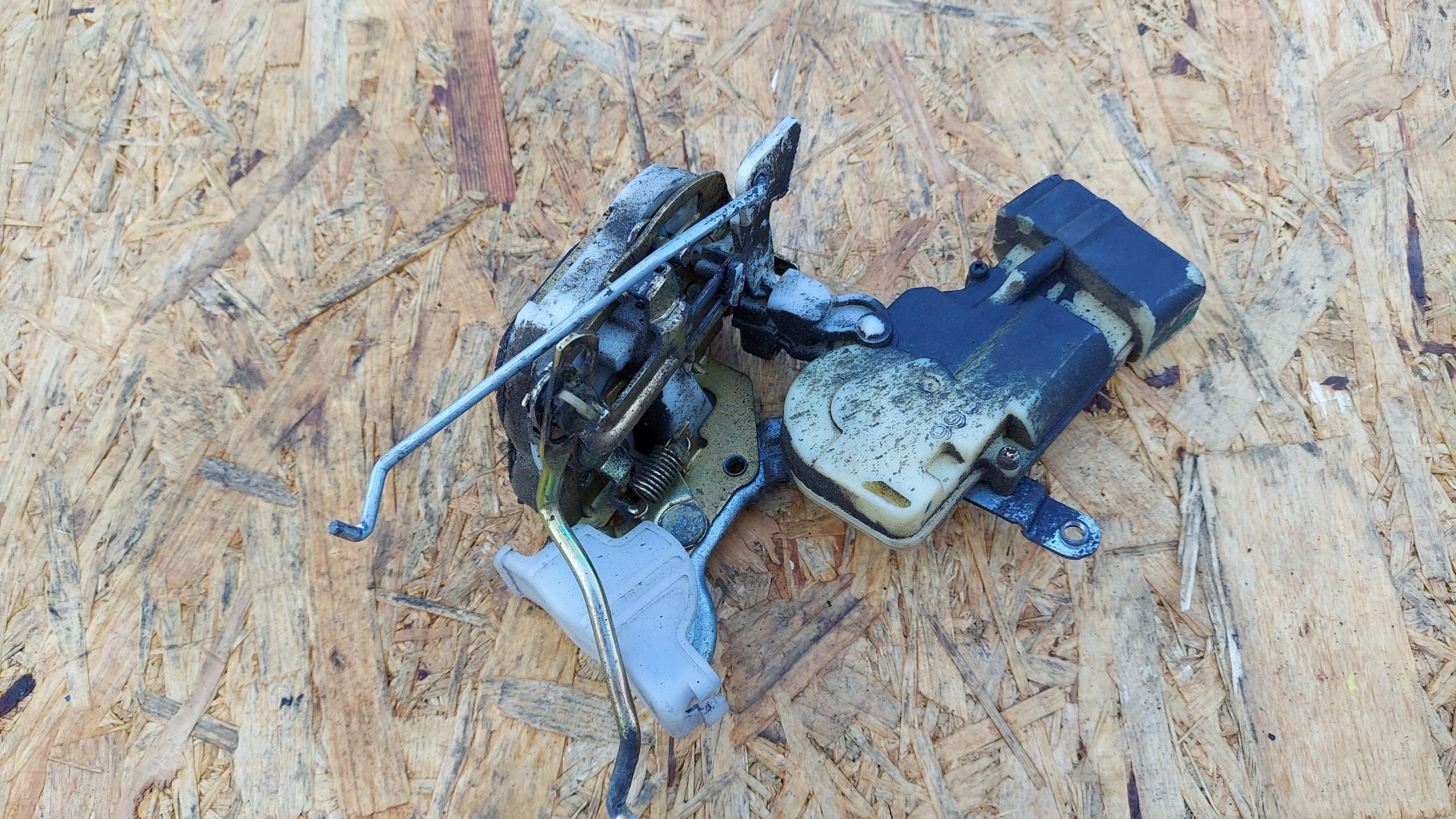 ЗАМОК ПЕРЕДНЬОЇ ЛІВОЇ ДВЕРІ TOYOTA YARIS 1