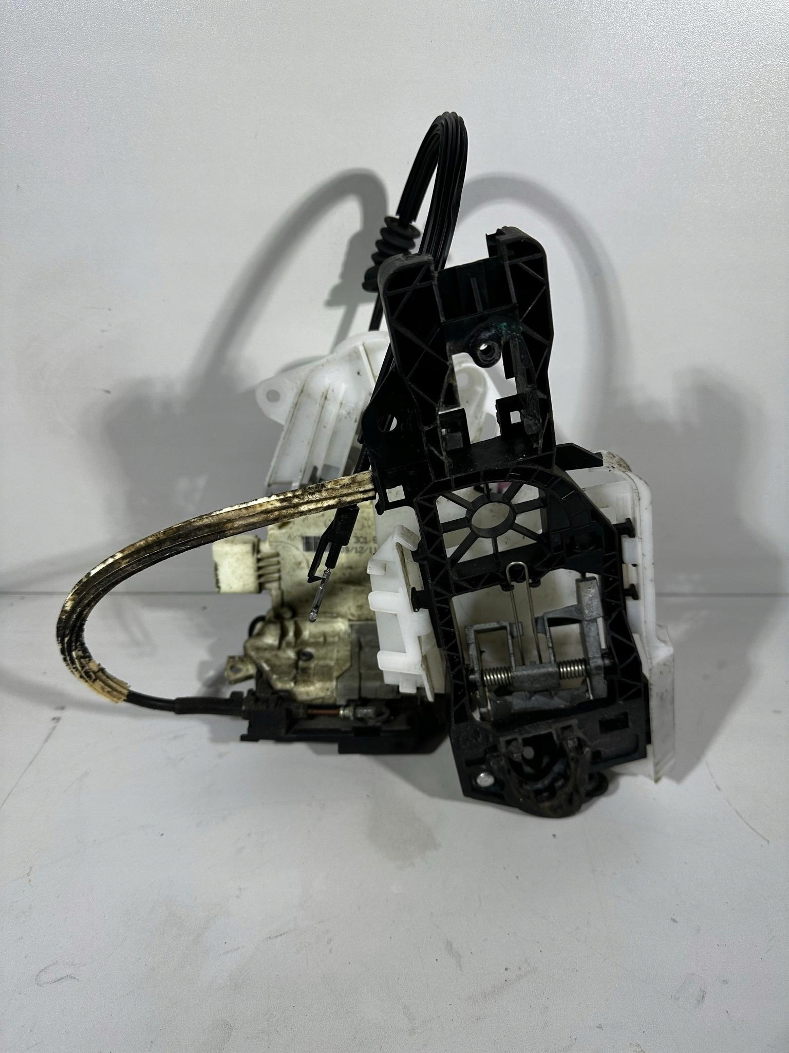 Замок двери PASSAT B6 B7 левый передний 3C1837015A