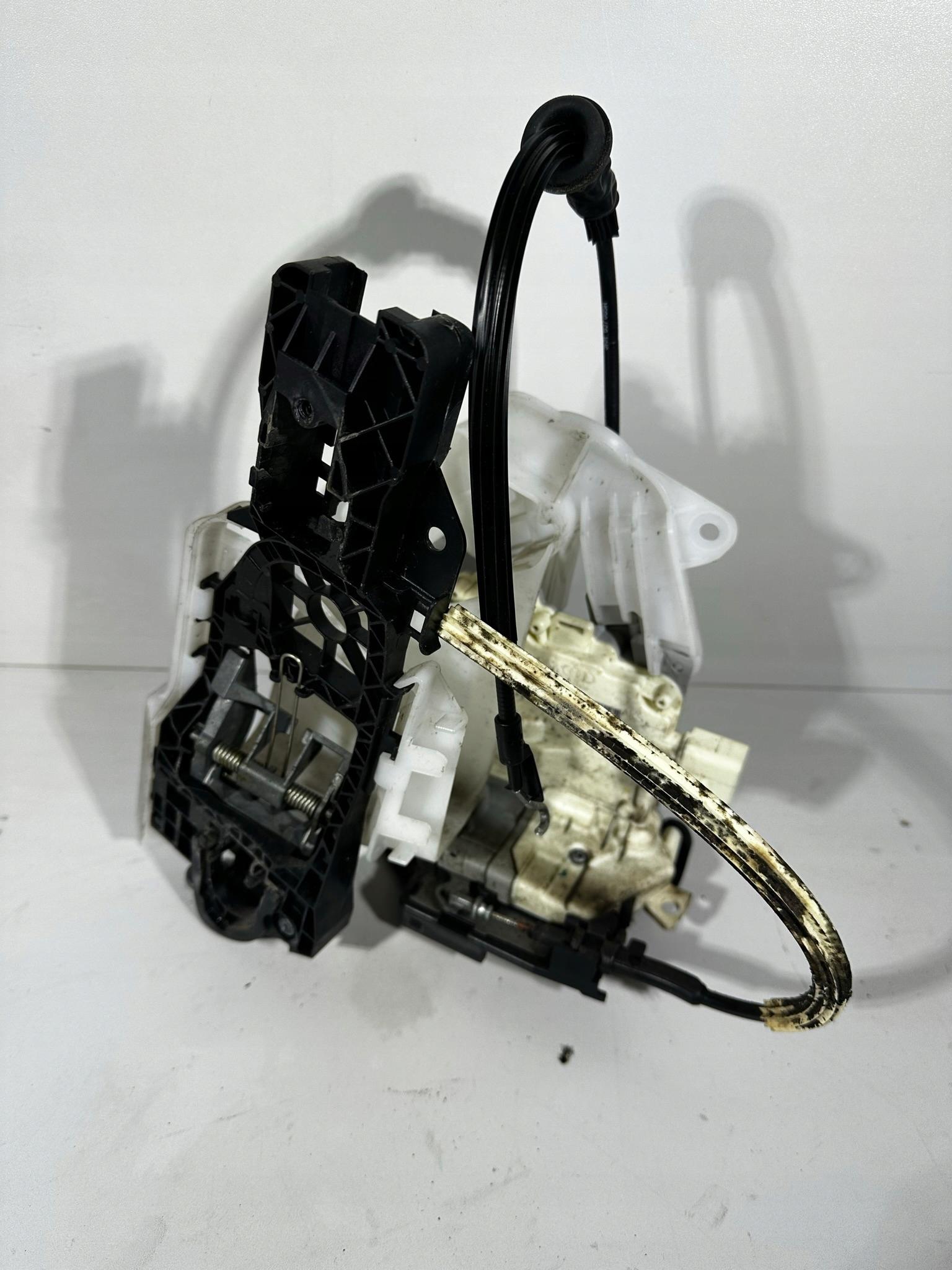 Замок дверей PASSAT B6 B7 передній правий 3C1837016A