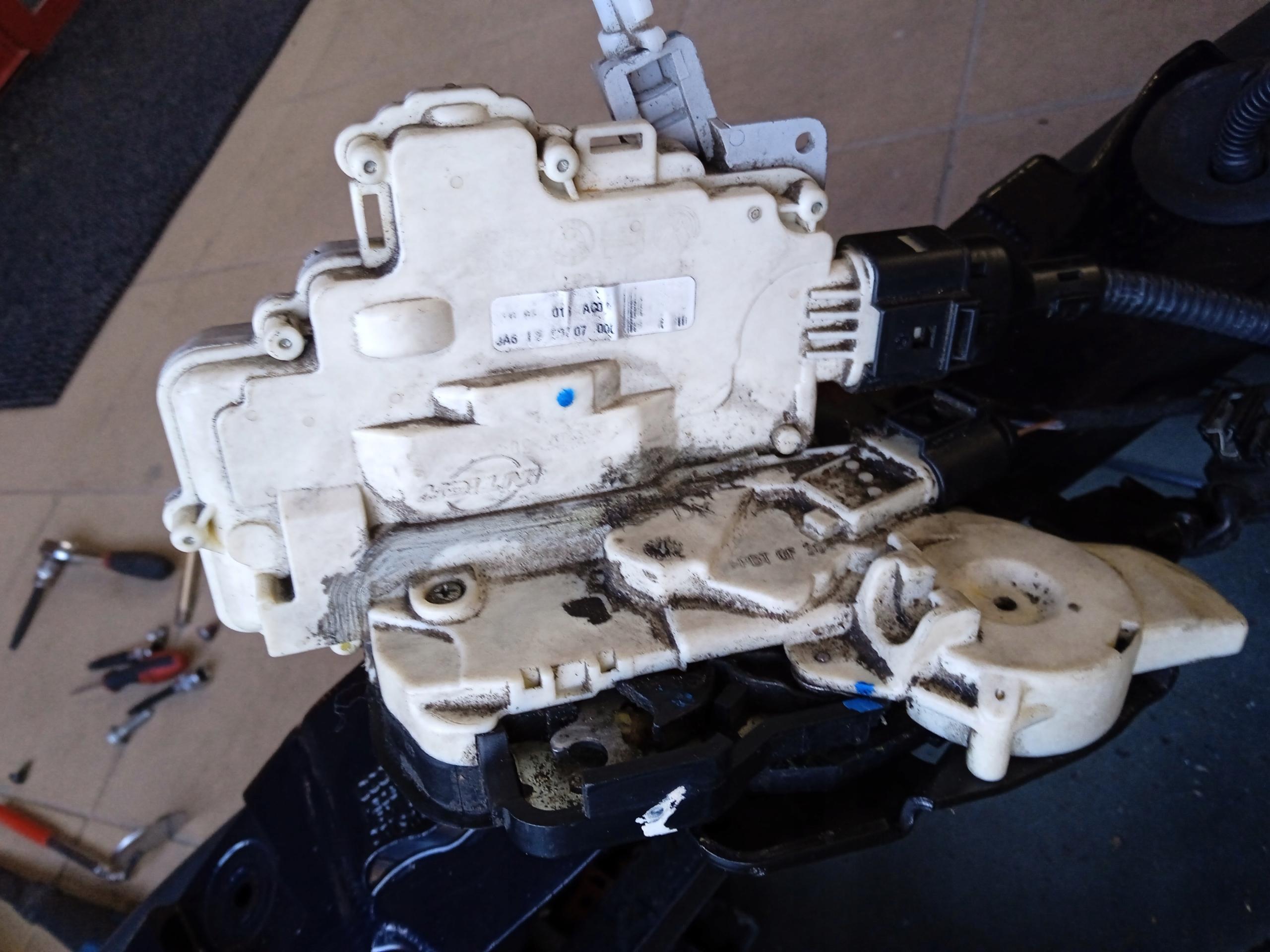 4E0829016A - Замок задней правой двери AUDI A8 D3