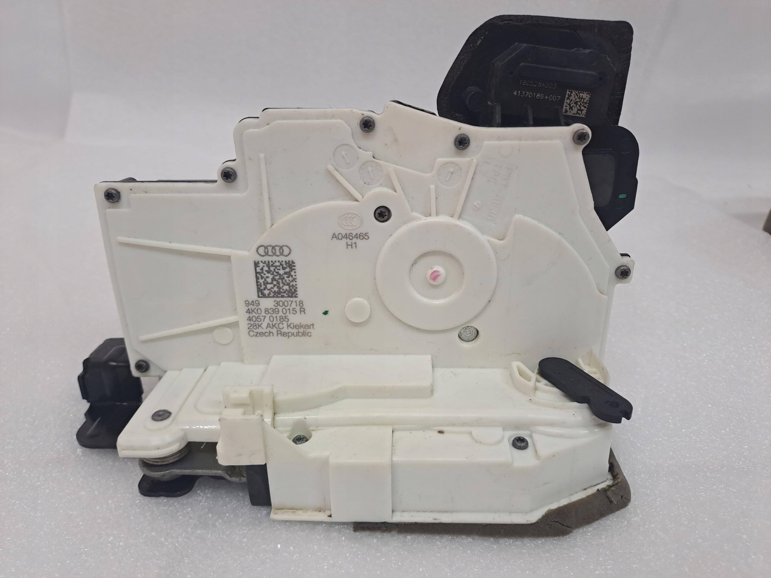 ЗАМОК ПЕРЕДНЕЙ ДВЕРИ AUDI 4K0839015R