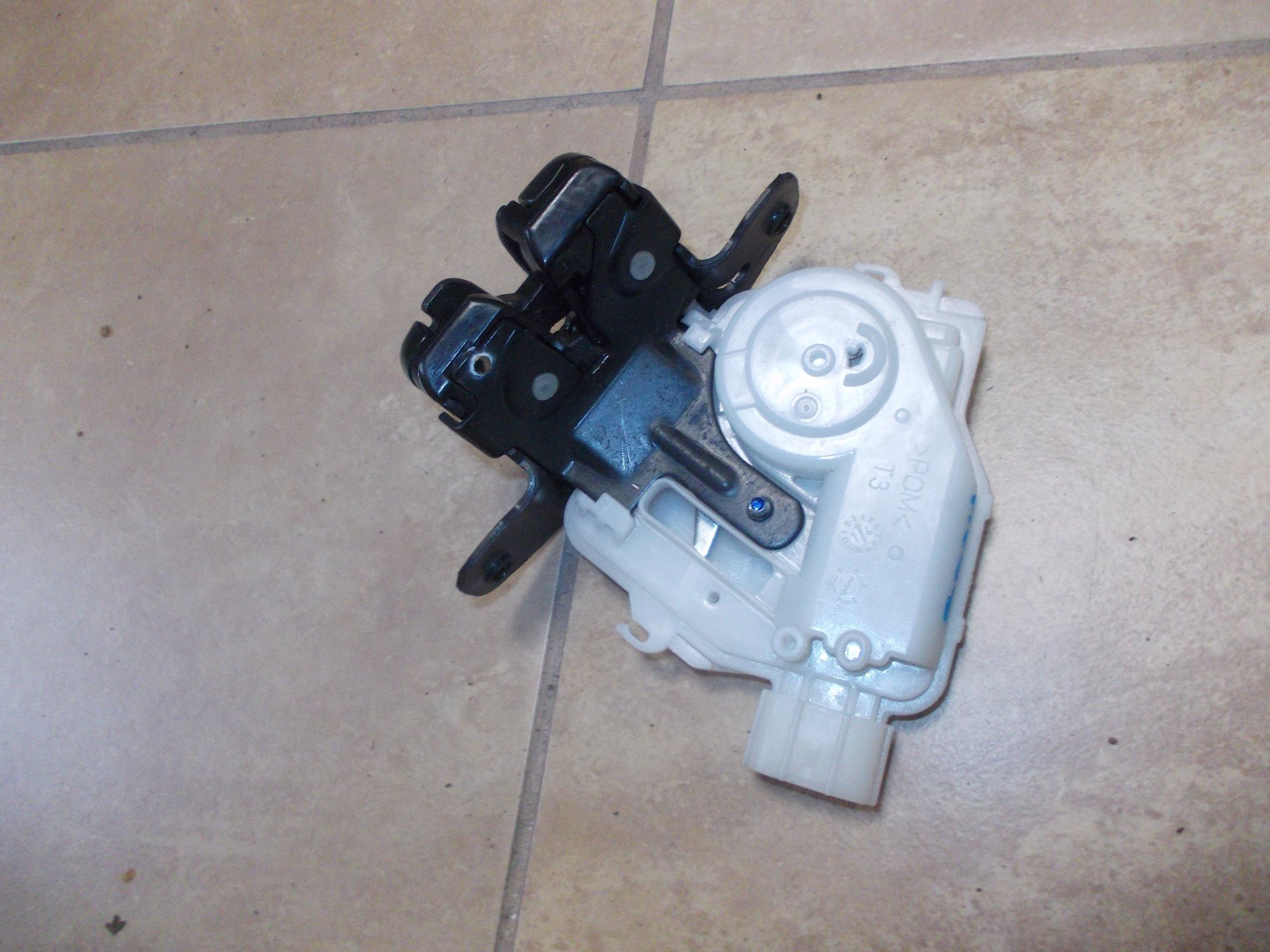 ЗАМОК ЗАКРИЛКА ЗАДНЯ AURIS '12-15 YARIS III' 13 ОРИГ #