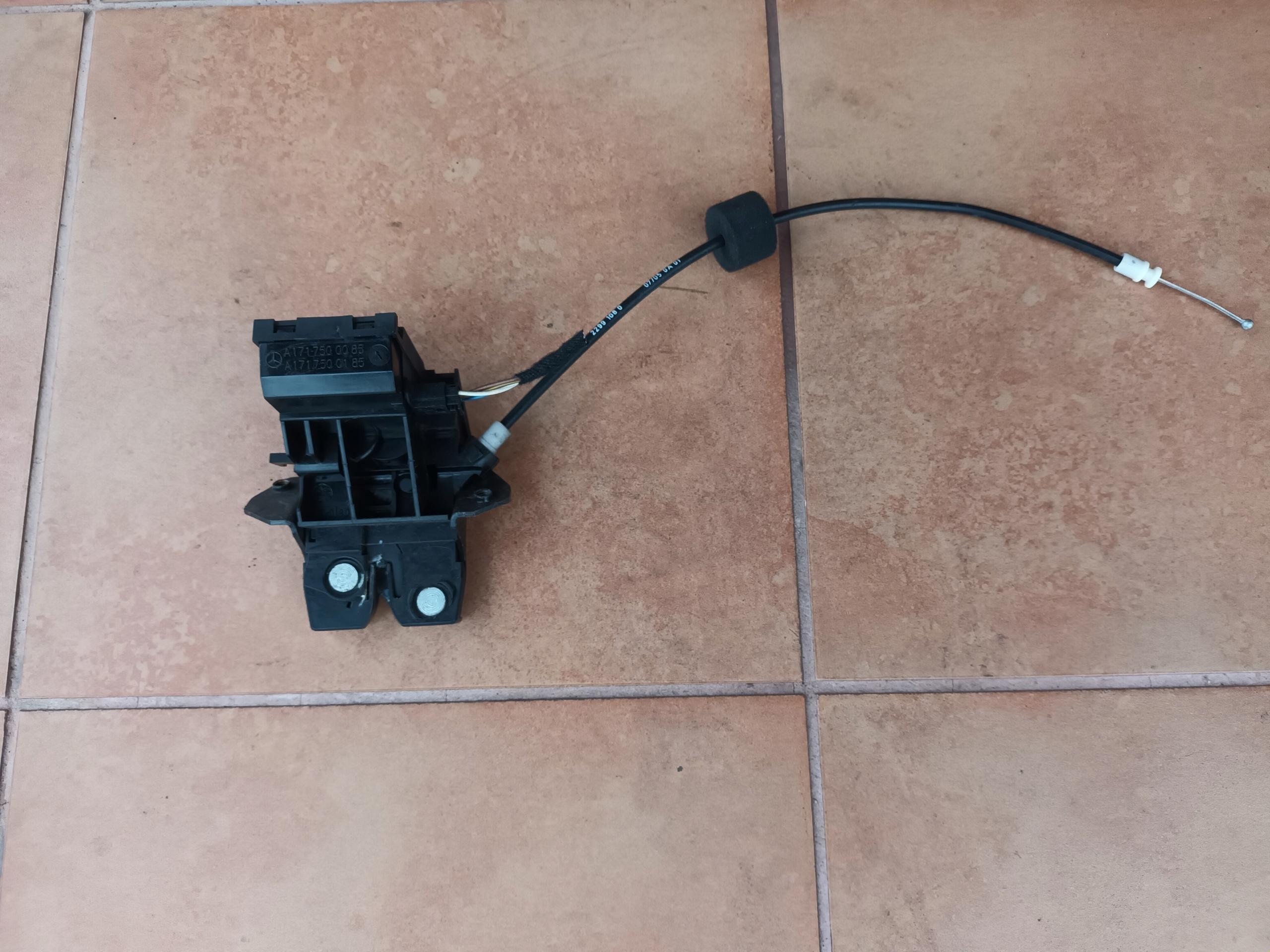 Замок закрилка задня MERCEDES W203 W209 A1717500085