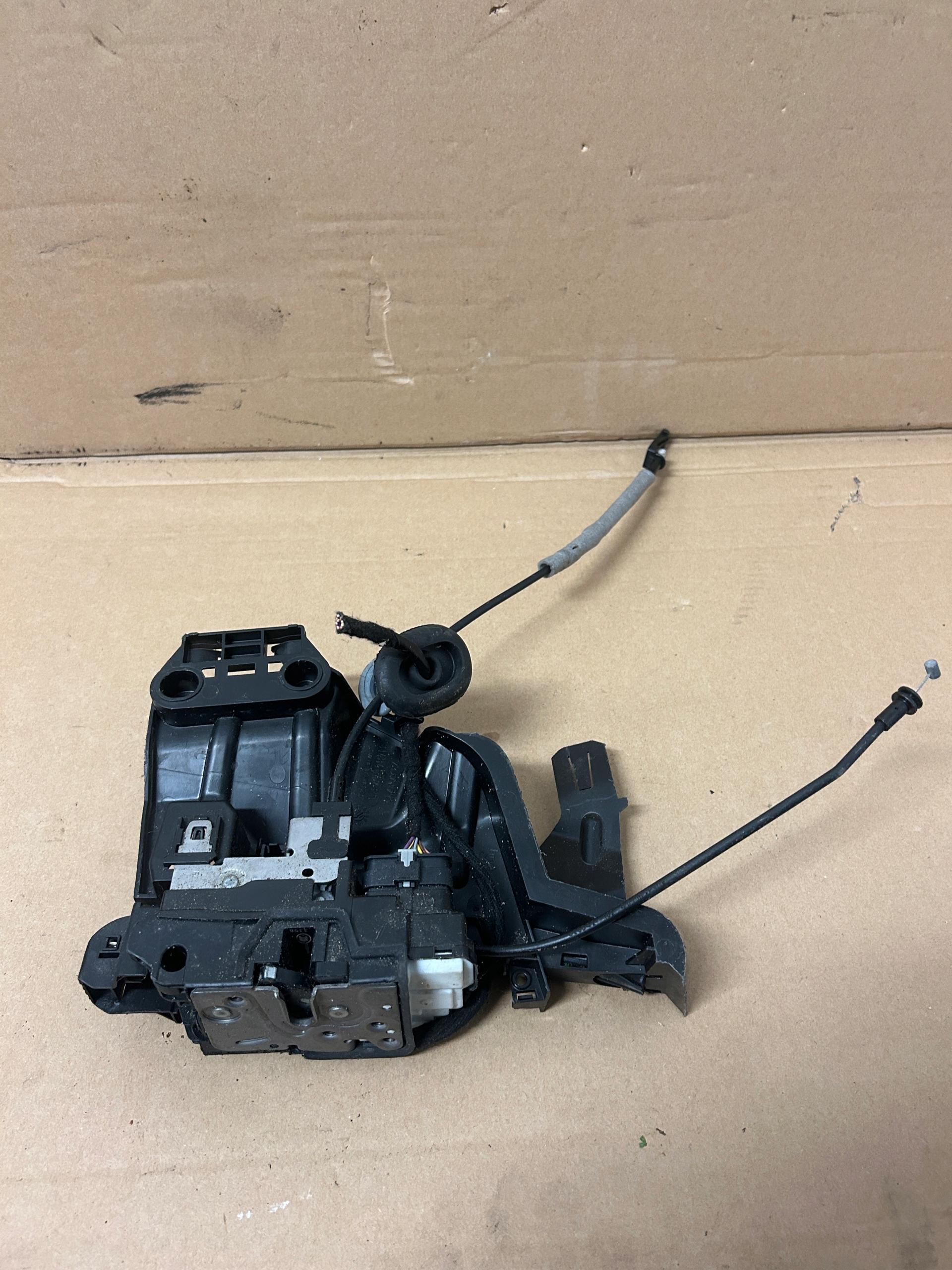 Замок правый задний задний VOLVO S90 V90 XC90 31349895