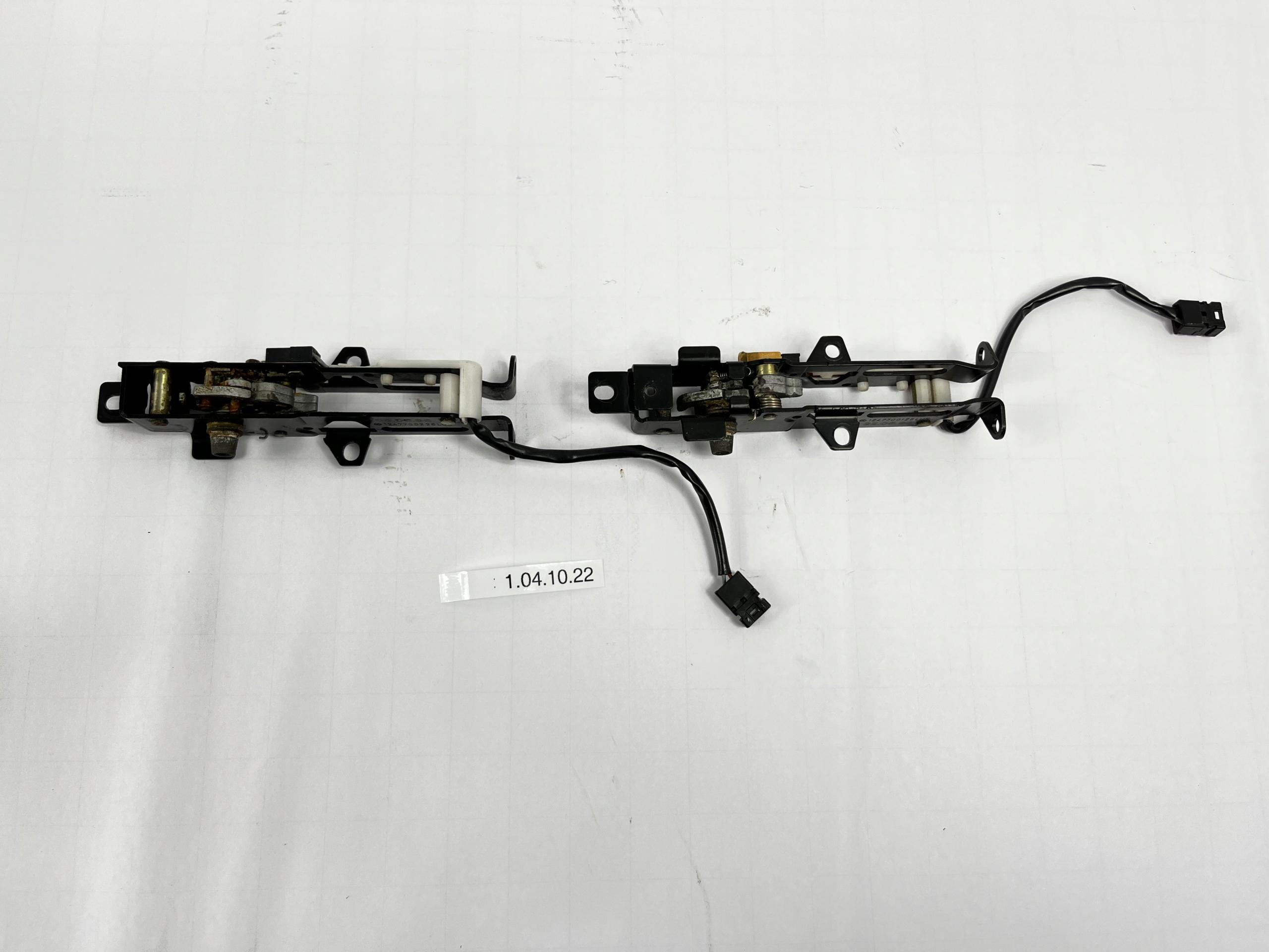 1247700126 1247700226 - Замок ригель крыши правый левый MERCEDES W124 кабриолет