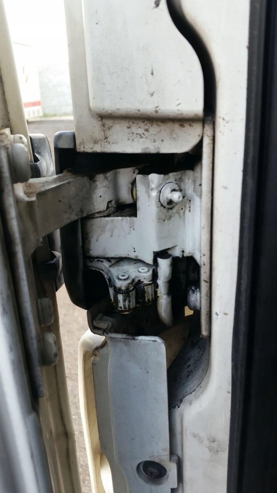 ДВЕРНА ПЕТЛЯ ЛІВА ВЕРХНЯ MAN TGL