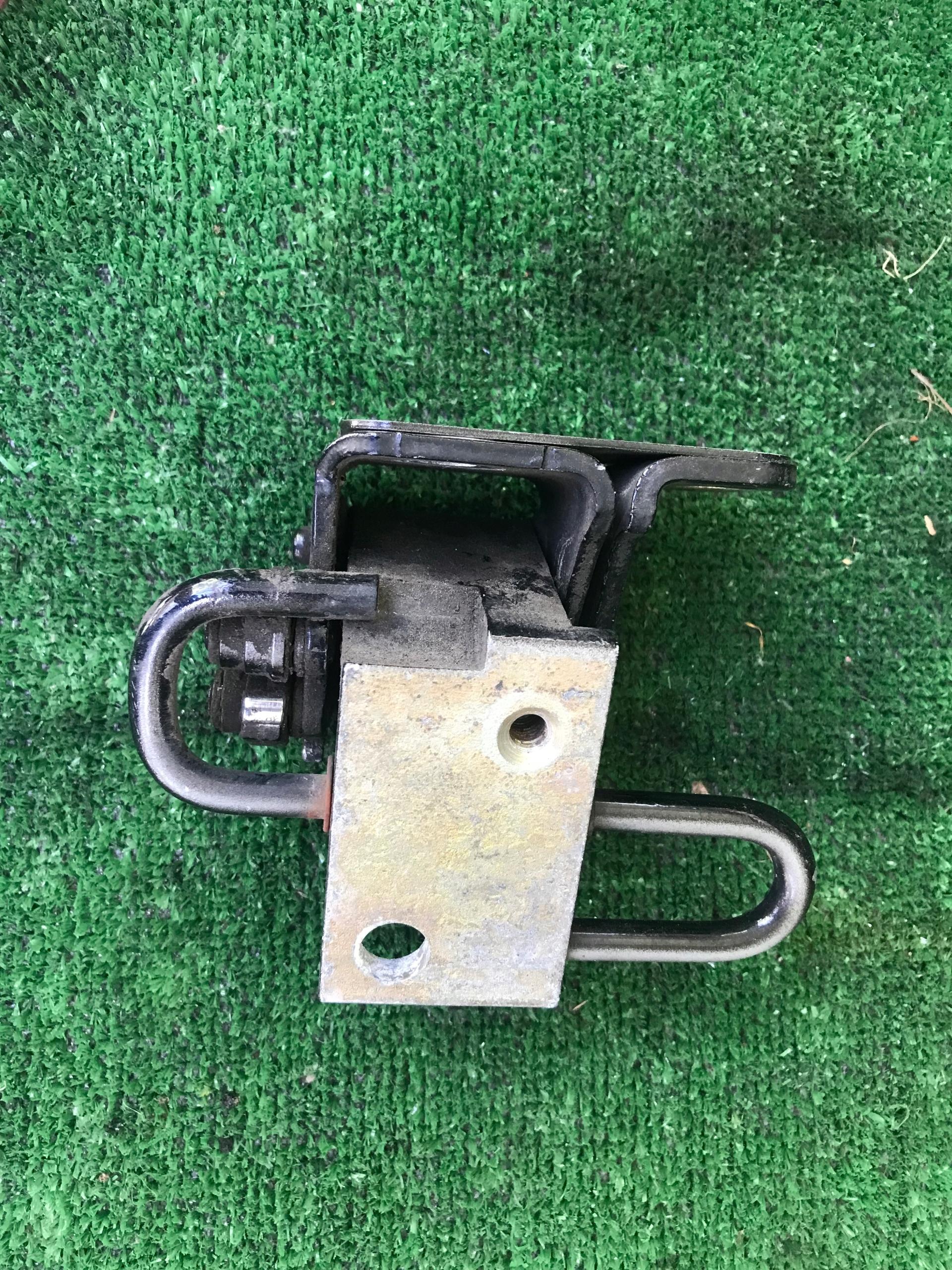 ПЕТЛЯ ДВЕРІ ЛІВА ПЕРЕДНЯ НИЖНЯ VW TOURAN І В-ВА