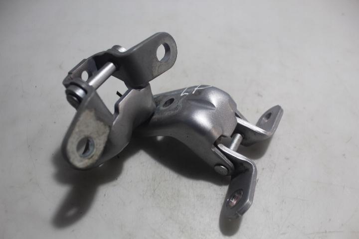 ПЕТЛЯ ДВЕРИ ЛЕВАЯ ПЕРЕДНЯЯ KIA CEED III 1.6 CRDI