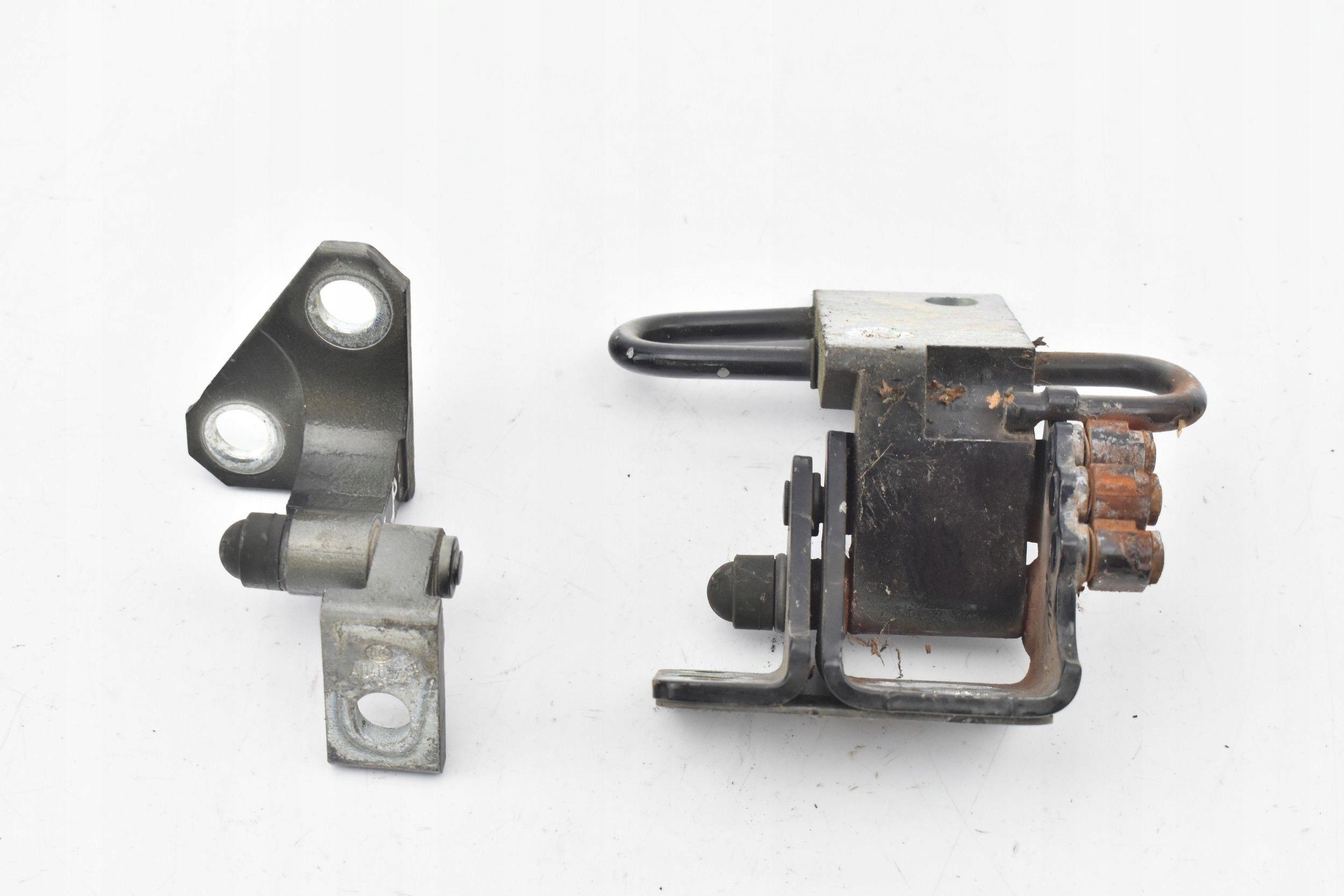 3C8831411D 3C8831411B - Петля двері ліва передня в зборі PASSAT B7 10-