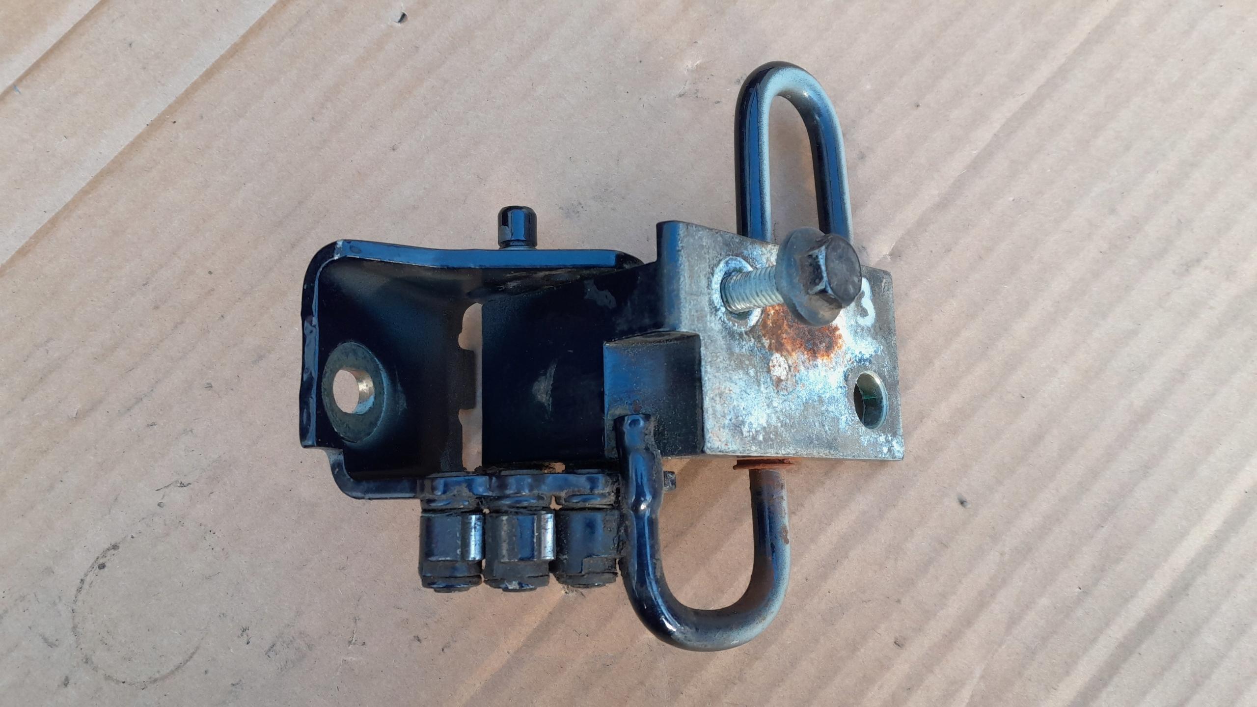 1 A6 - Петля двері ліва передня PASSAT B5 SKODA SUPERB і