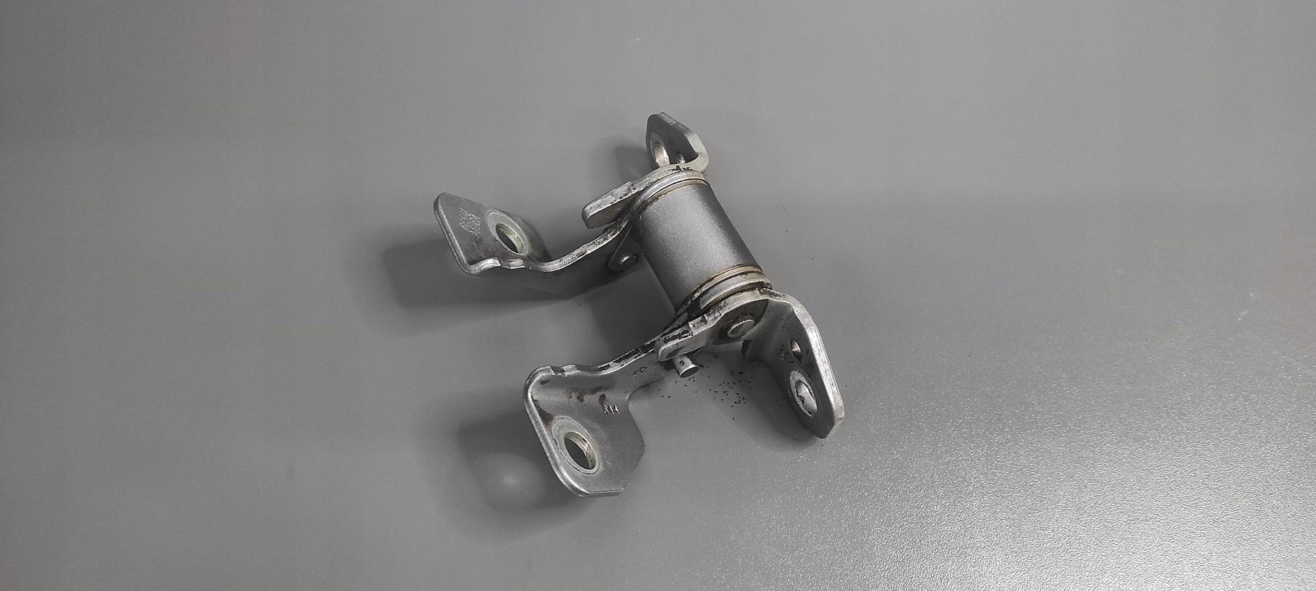 68051315AB111 - ПЕТЛЯ ДВЕРІ ЛІВА ЗАДНЯ НИЖНЯ DODGE DURANGO III