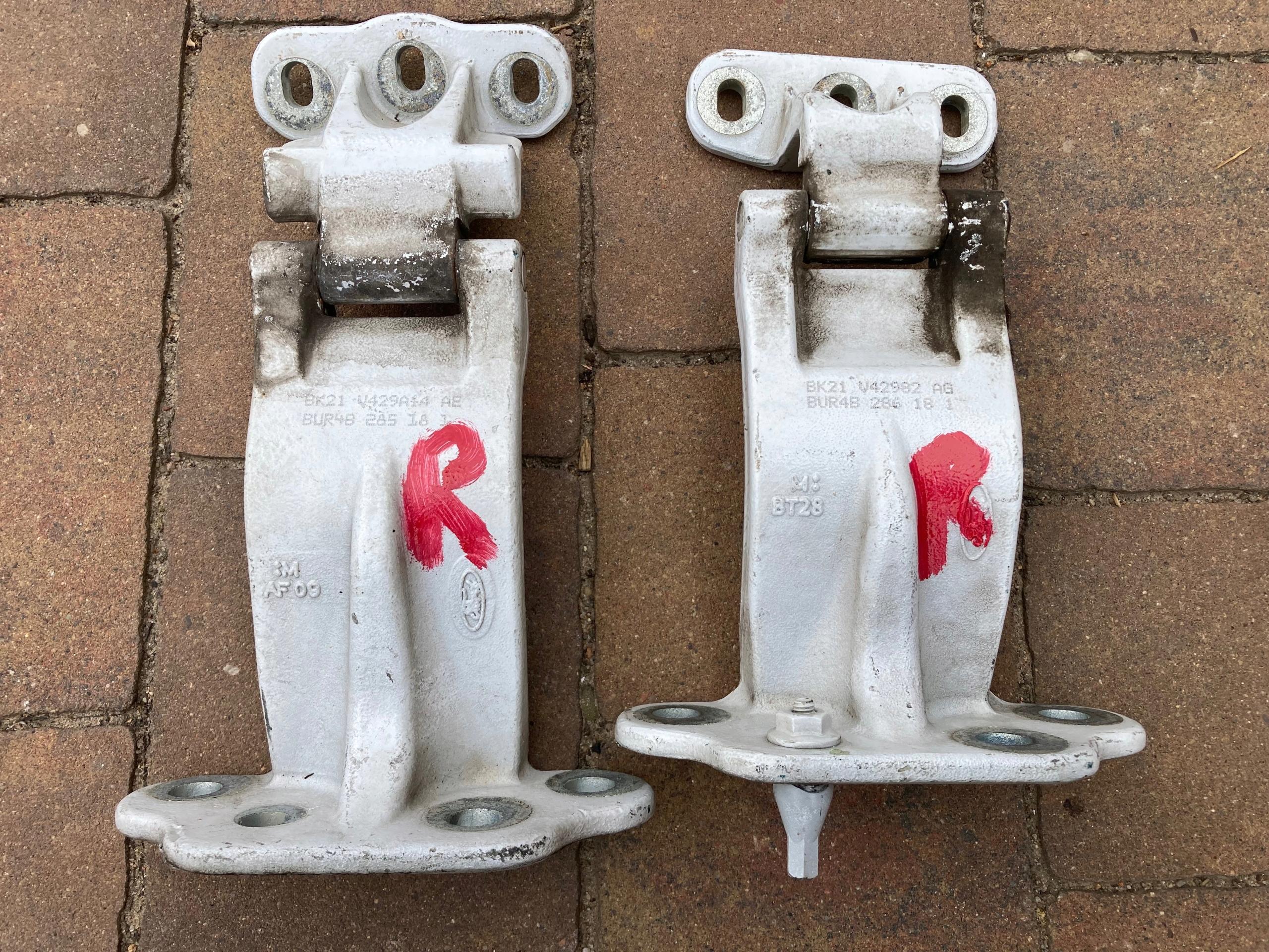 ЗАДНЯ ДВЕРНА ПЕТЛЯ TRANSIT CUSTOM BK21-V429A14-AE