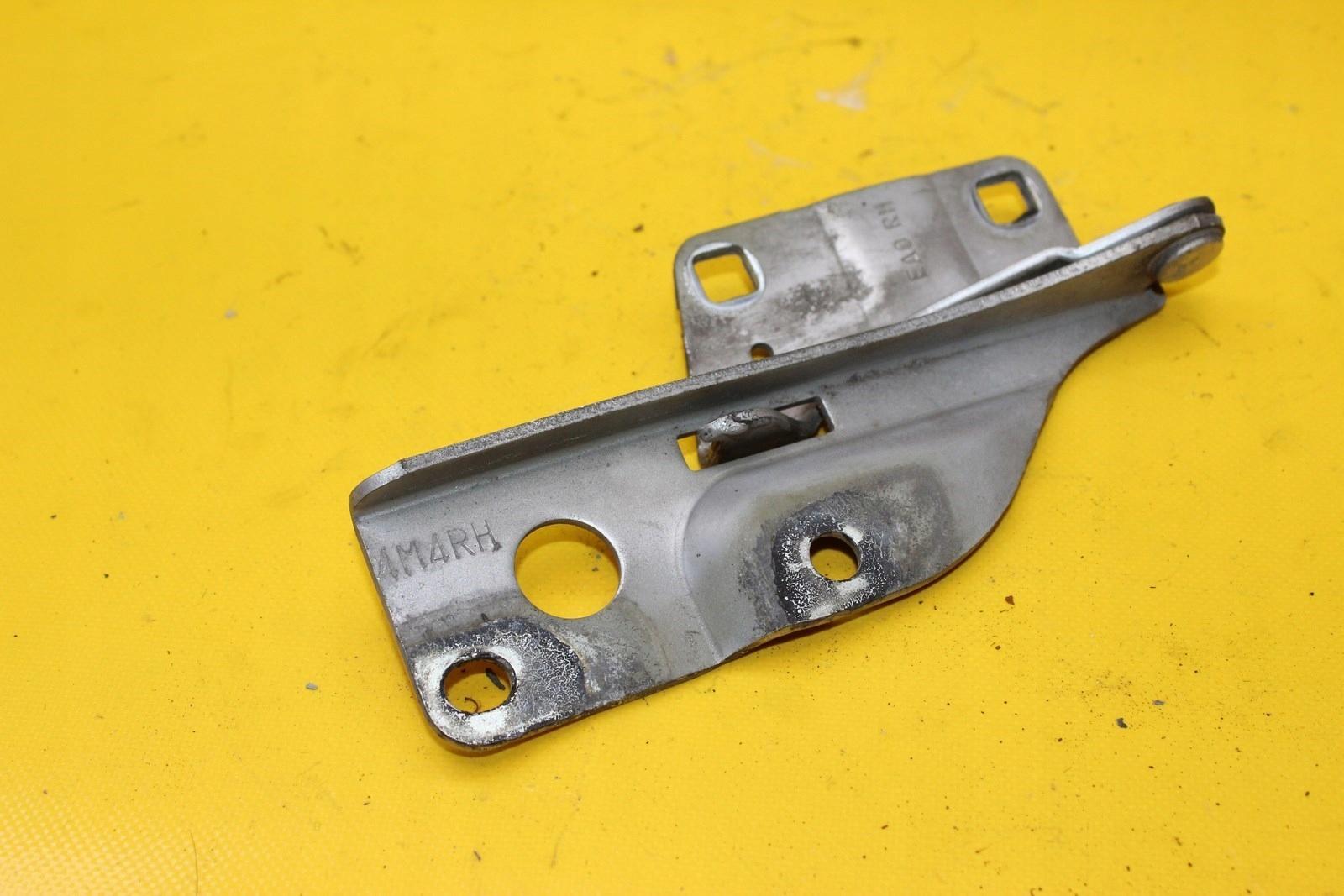 Петля капота права передня NAVARA D40 2.5 DCI