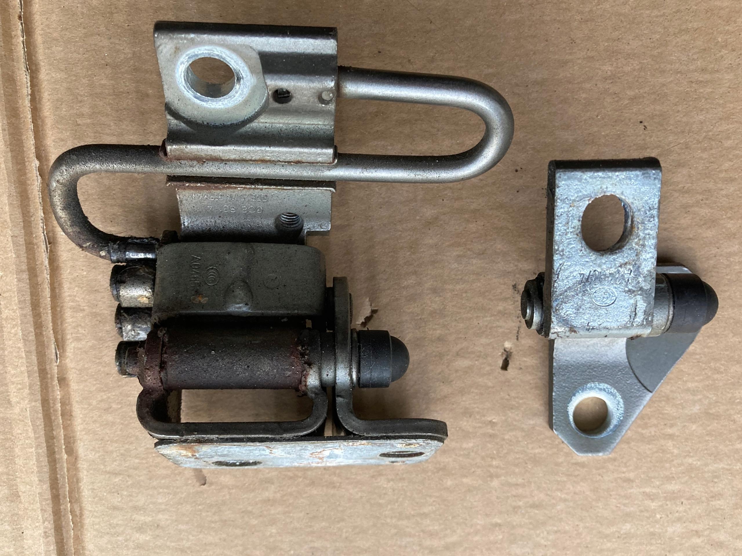 Дверные петли левый передний VW PASSAT B7 CC