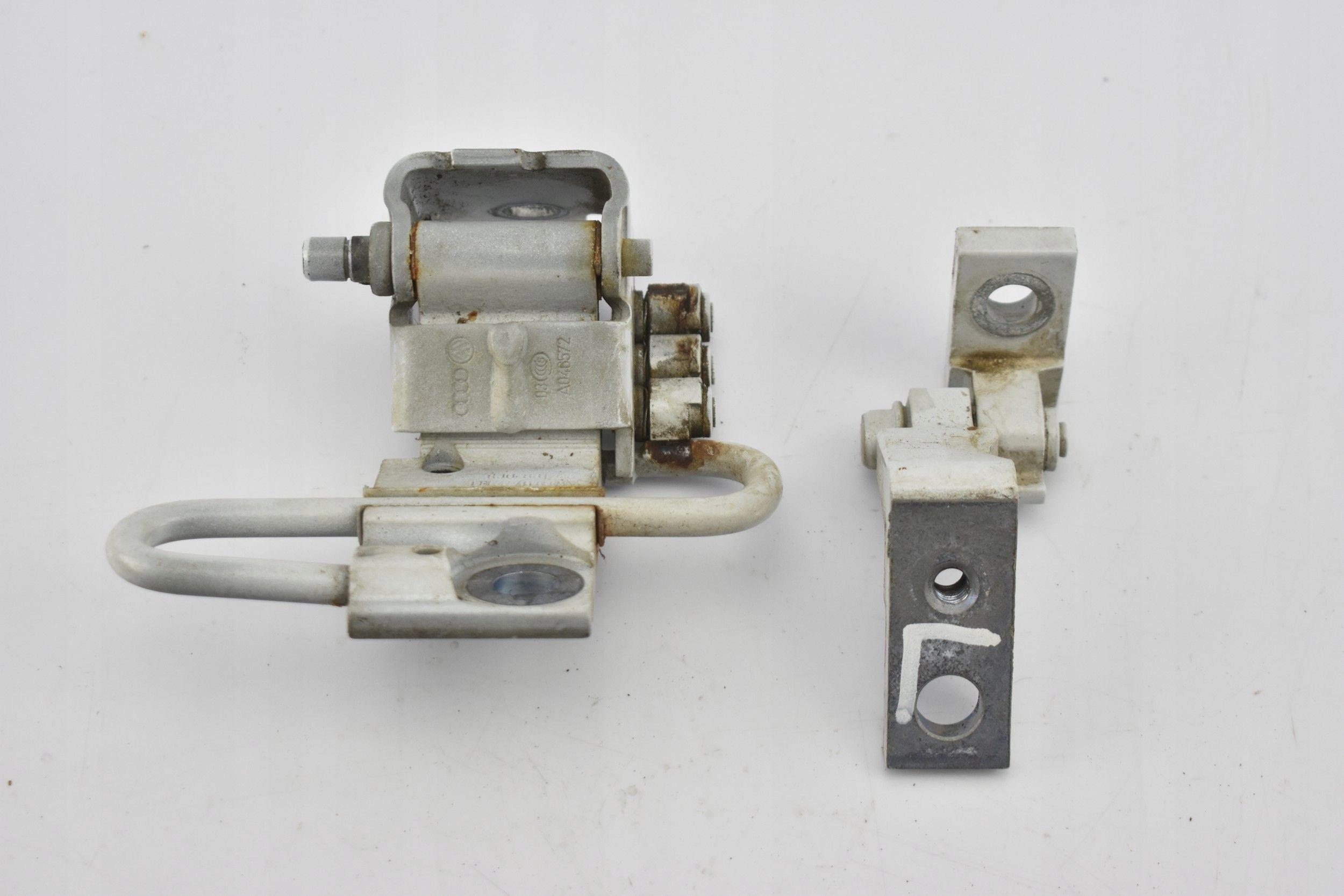 ПЕТЛІ ЛІВИХ ДВЕРЕЙ 8J0831411 AUDI TT 8J LS9R 06-