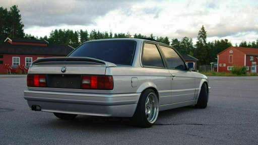 ЗАДНИЙ БАМПЕР BMW 3 E30 M-TECHNIK 2 БАМПЕР ВКЛЮЧАЯ БОКОВУЮ НАКЛАДКУ ОДИН ЭЛЕМЕНТ