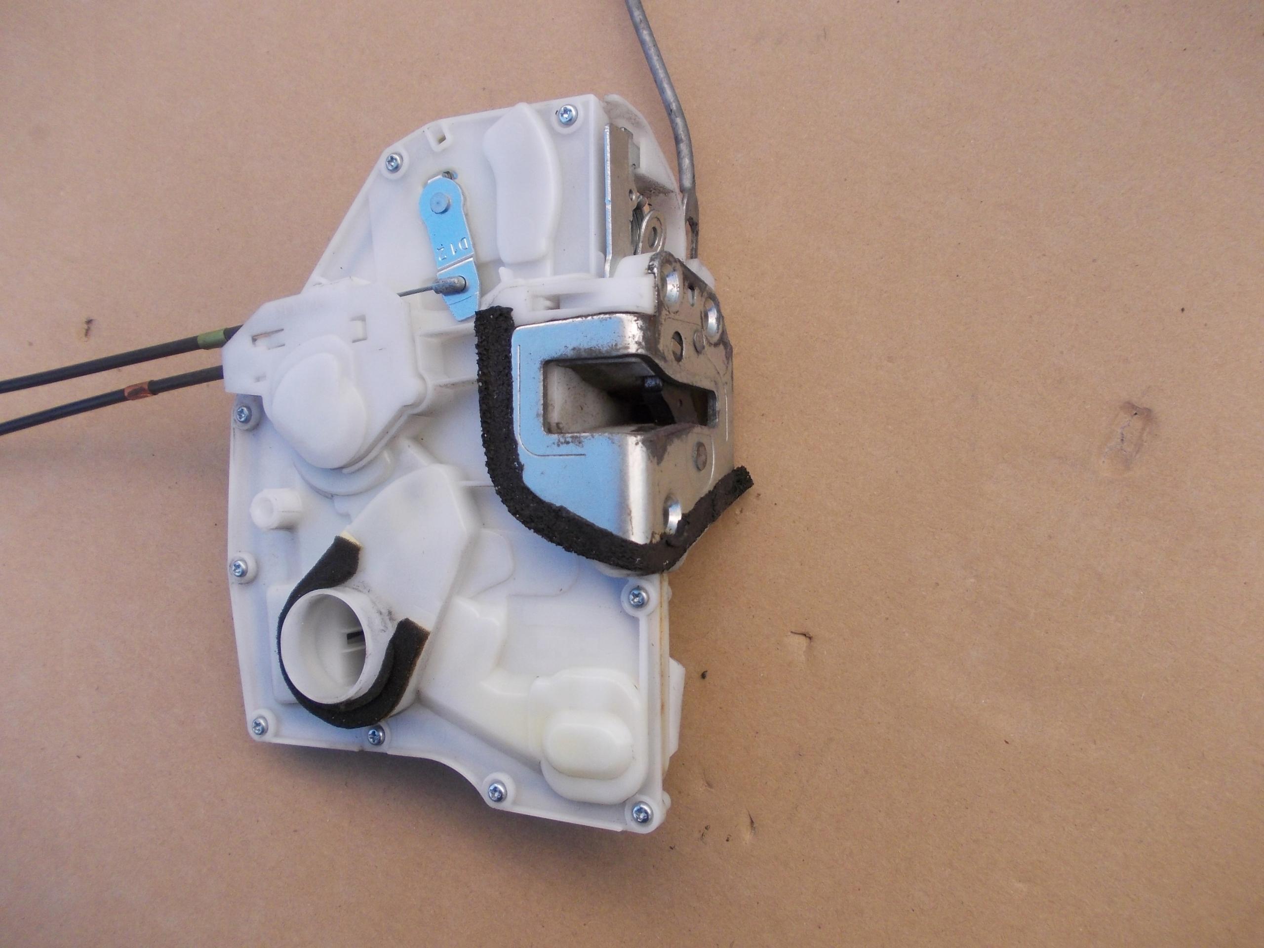 82202-51K60 V6 - Замок передней левой двери Opel Agila B Suzuki Splash