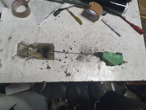 Замок дверей лівий передній привід 701837015D VW T4