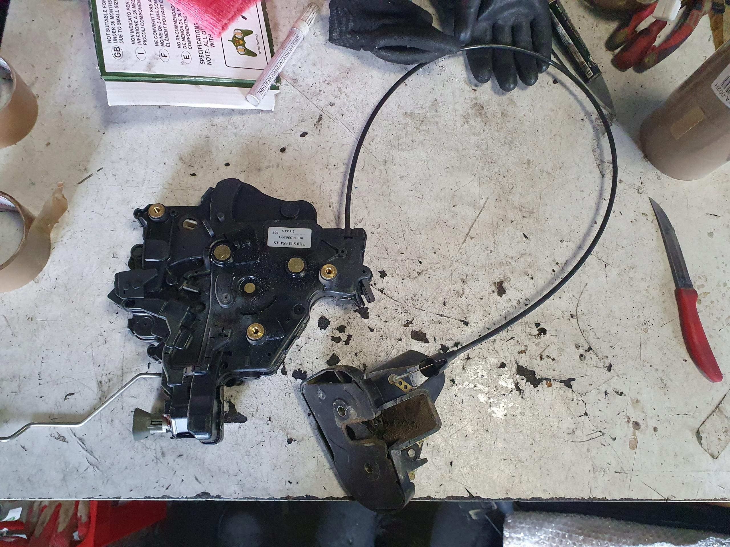 Замок правої розсувних дверей VW T5 7H0843654AS