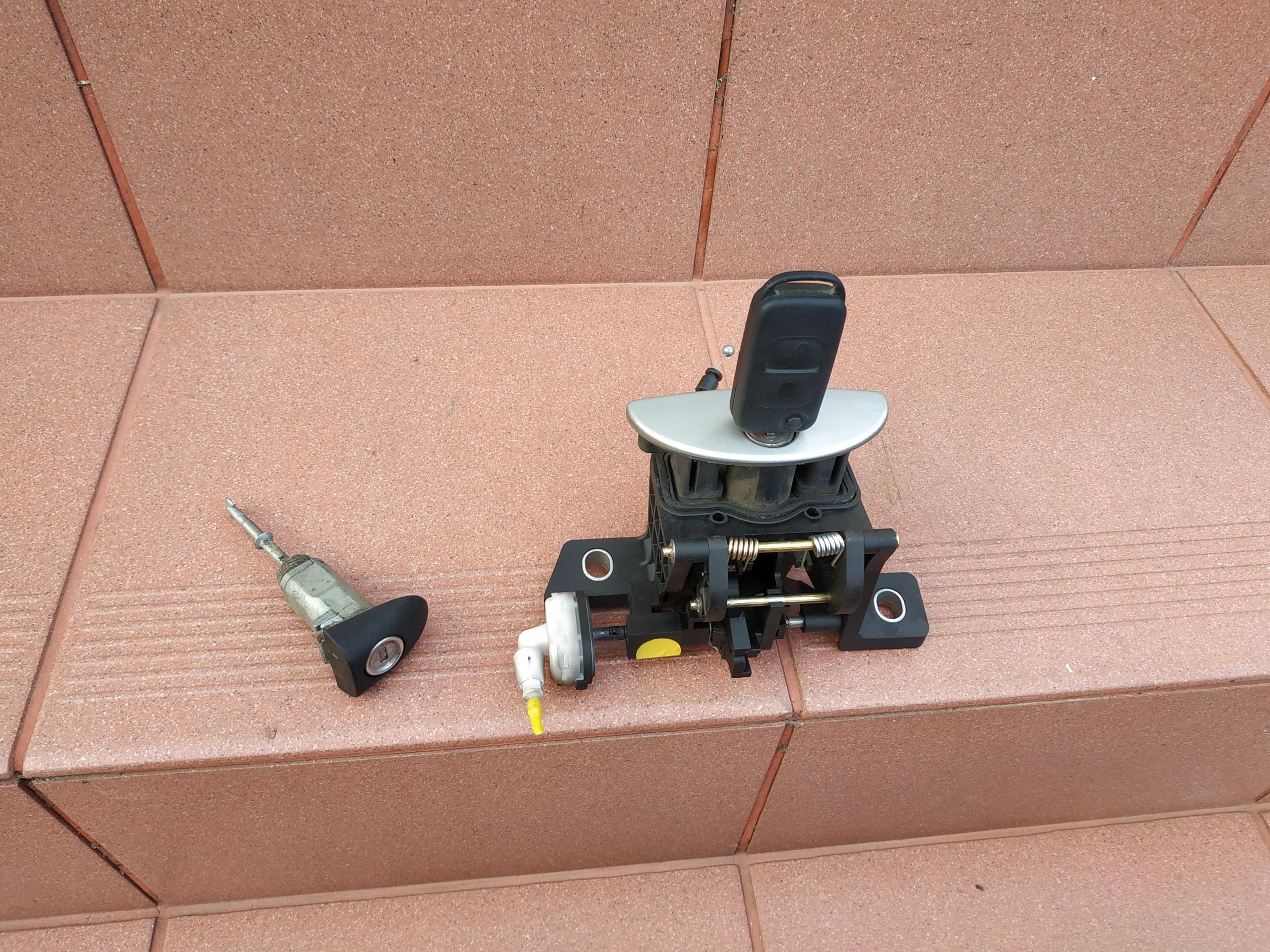 A1687400793 - Замок дверная ручка закрылка задний ключ Mercedes W168 LIFT