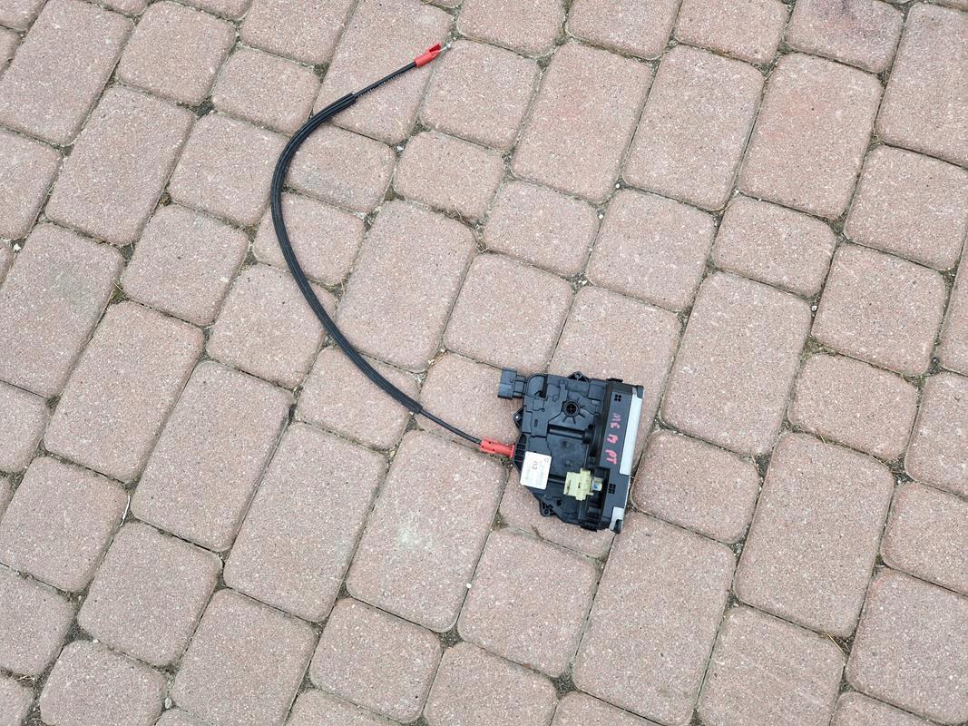 Замок правий задній Європа Opel Meriva B 13279837