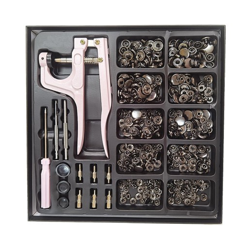 Застібає кнопки за допомогою плоскогубців