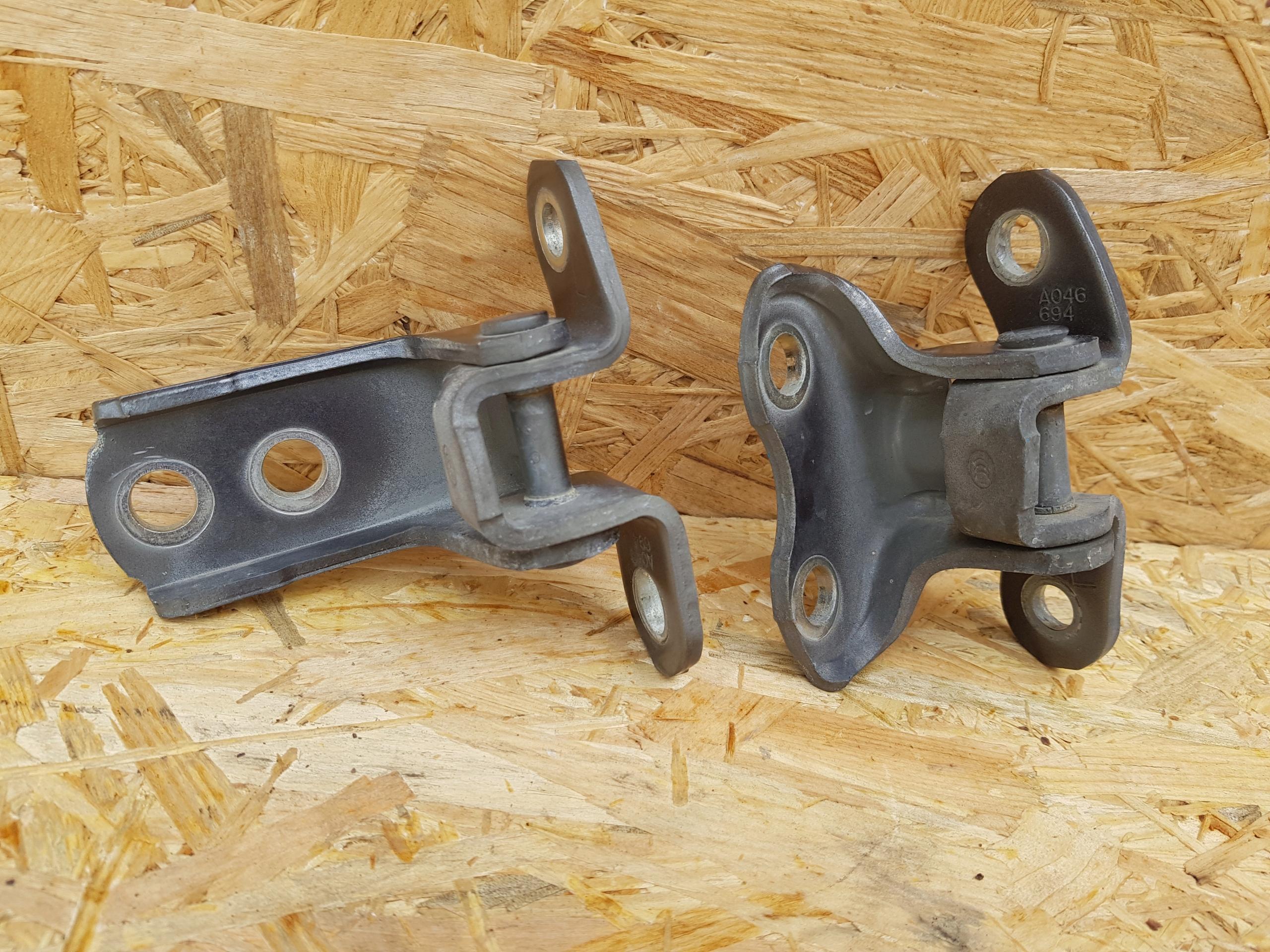 Петля двері ліва передня Toyota Corolla E15 1G3