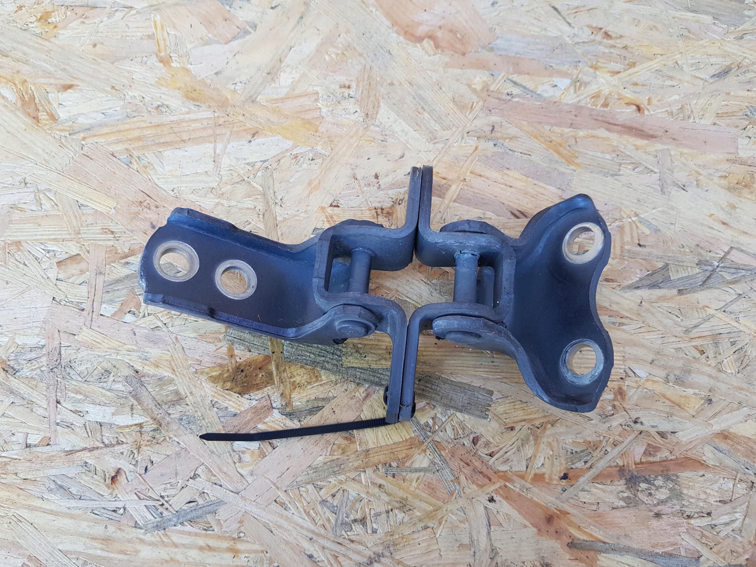 Передня права дверна петля Toyota Corolla E15 1G3