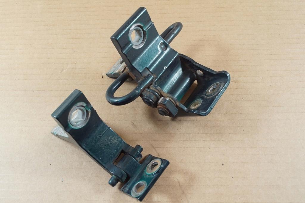 Петля двери передняя левая Audi 80 B4 893831411