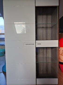 Набір білих глянцевих меблів