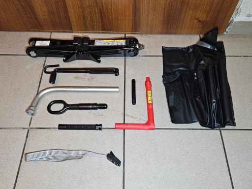 Набор инструментов для Audi A5 (F5) – домкрат + крюк + колесный ключ на 17 мм.