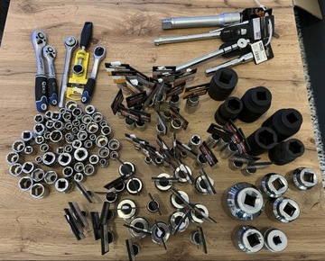 Набір із 120 розеток, 5 тріскачок і 5 подовжувачів