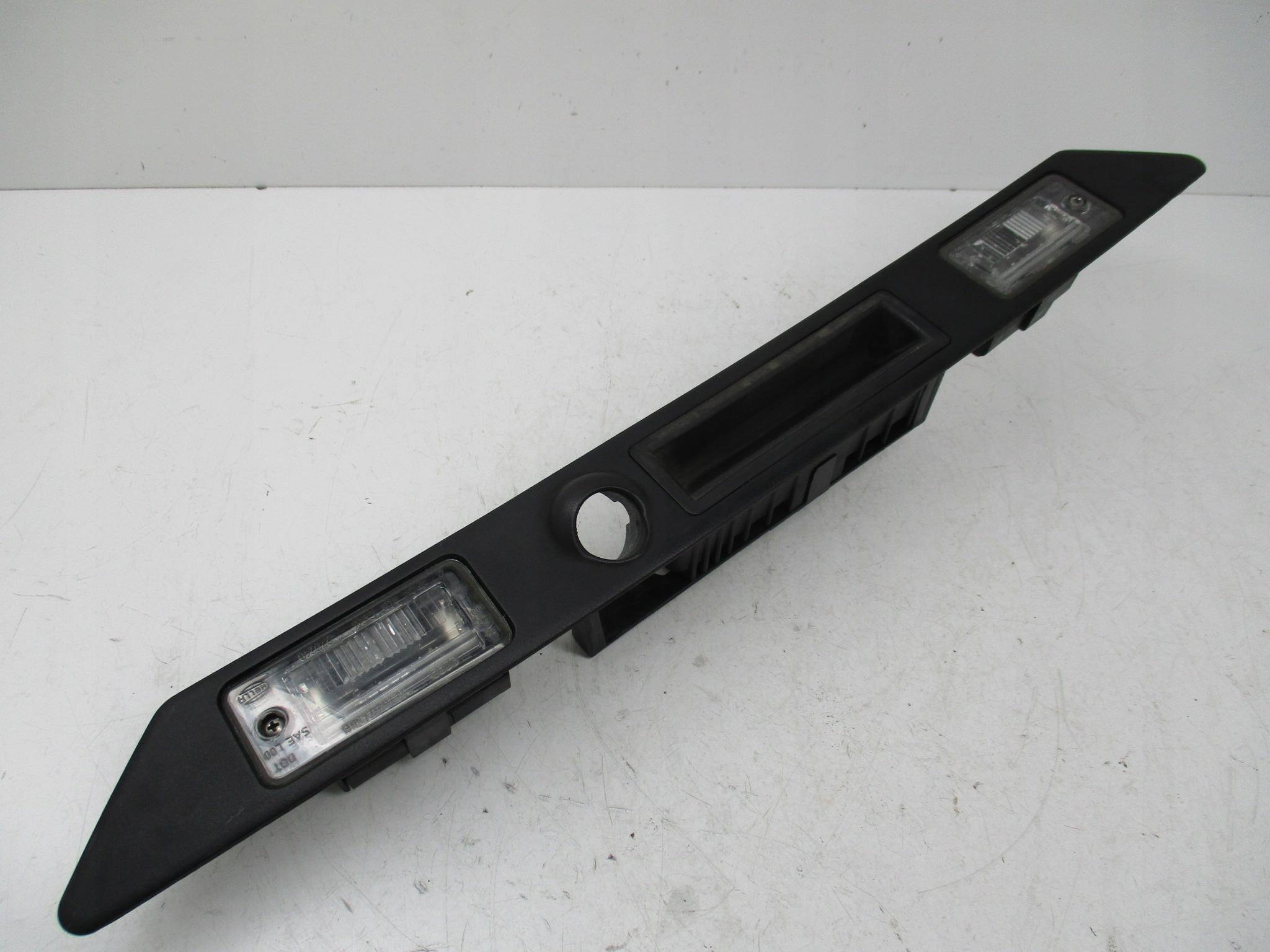 8E0827574C - audi A4 B6 B7 Blend закрилки підсвічування номерного знака