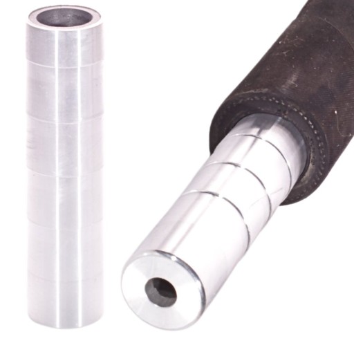 Сопло для пескоструйной обработки, подключенное к пескоструйному шлангу GBC-8.0 диаметром 8 мм.