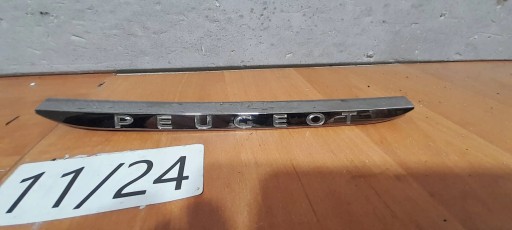 Емблема напис логотип значок в решітку Peugeot 208 I 9810517577