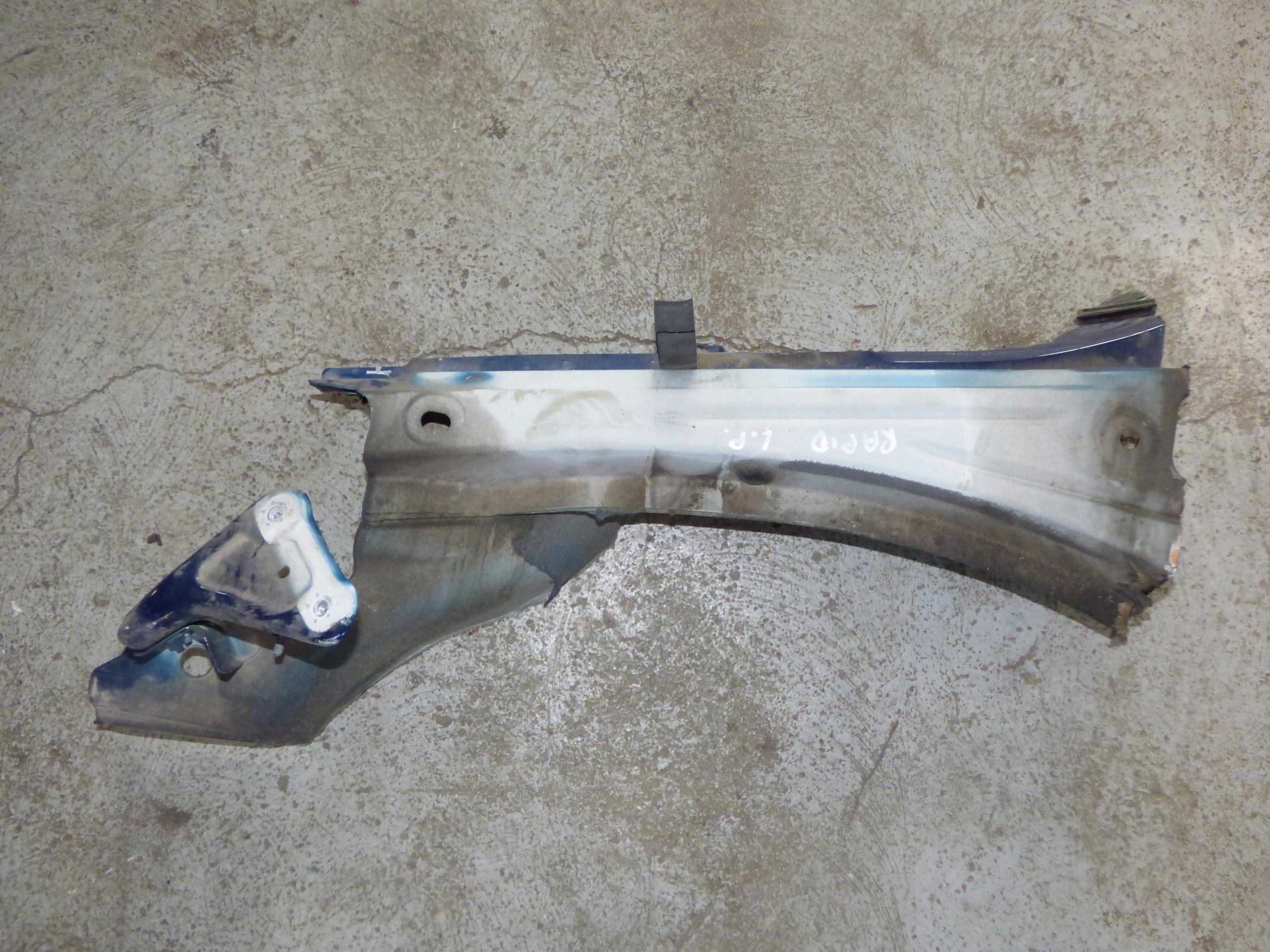 Передний левый фартук крепление крыла SKODA RAPID