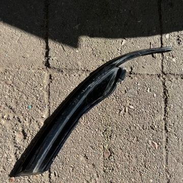 Хромована накладка права фара Toyota Auris 53181-12060