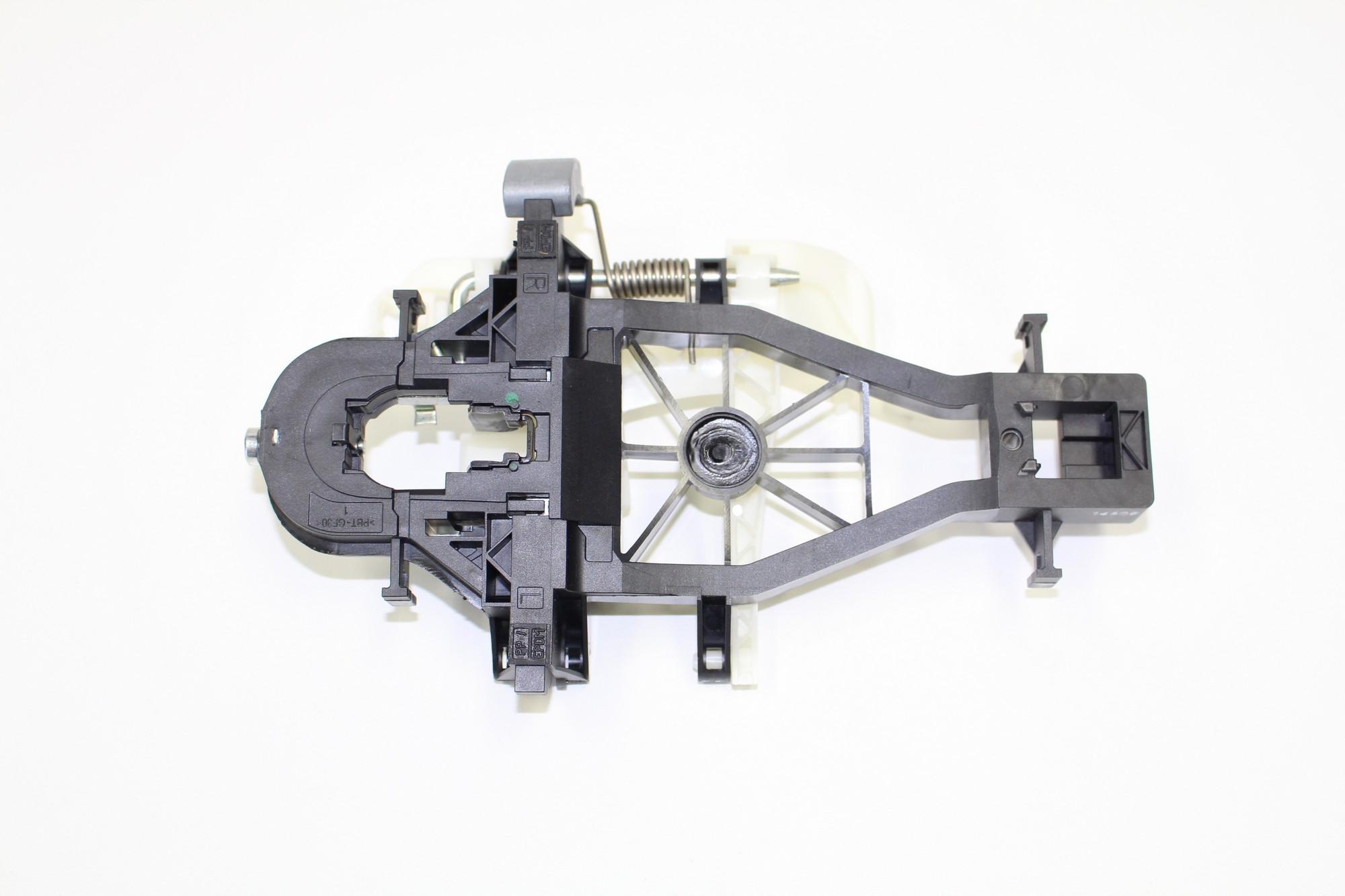 7E0843352C - механизм дверной ручки VW T5 правый кронштейн