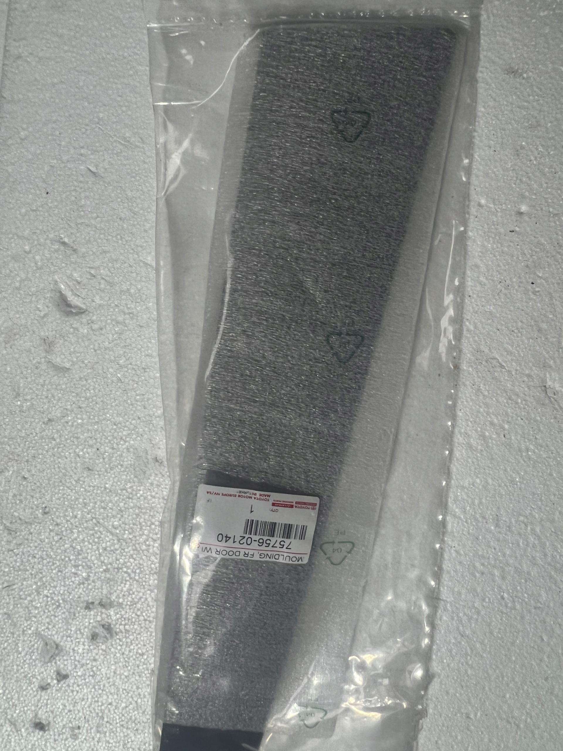 7575602140 - накладка передніх дверей TOYOTA corolla e21 19-