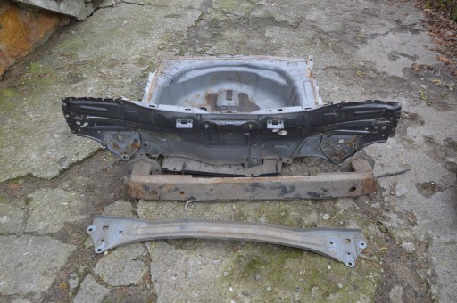 Задня планка з підлогою багажника + балка бампера toyota yaris III 2016р