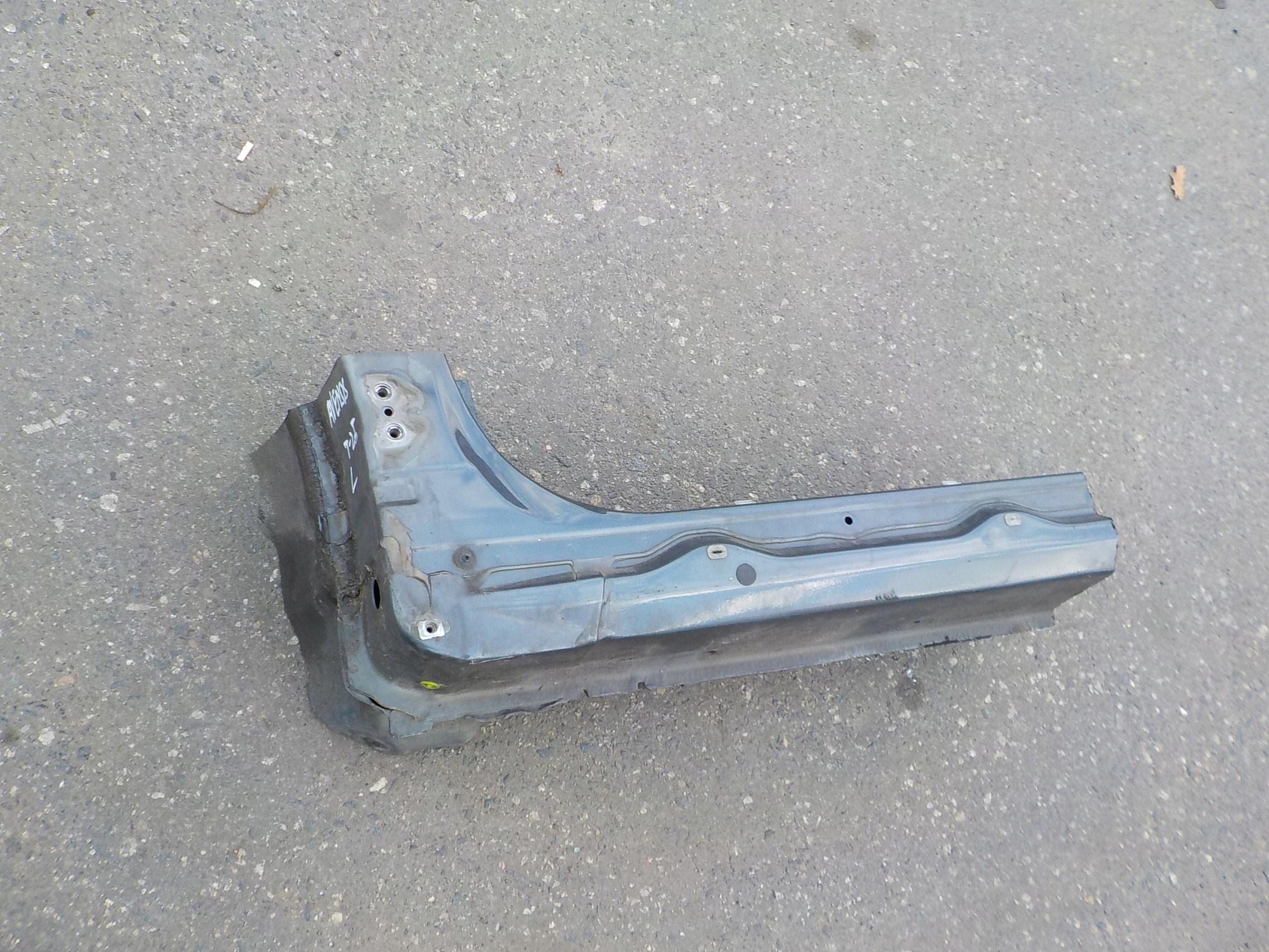 2008r - левый порог toyota avensis T25 2008