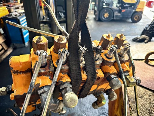 340862C3 - гидрораспределитель для экскаватора-погрузчика CASE