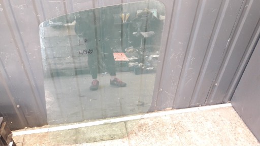 Левое переднее стекло Mercedes W910 Sprinter