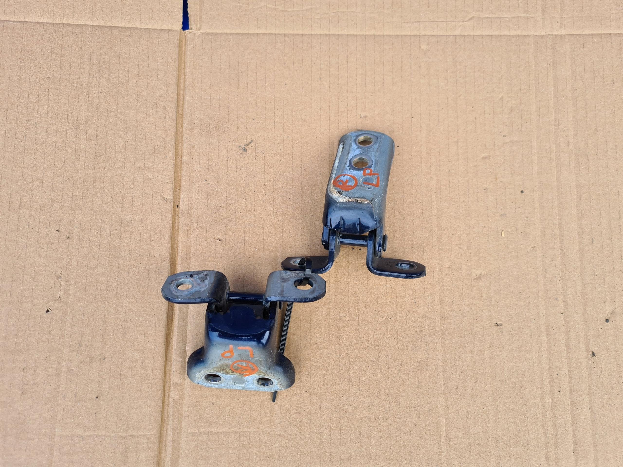 Toyota rav4 06-12 петли передней левой двери 8s6