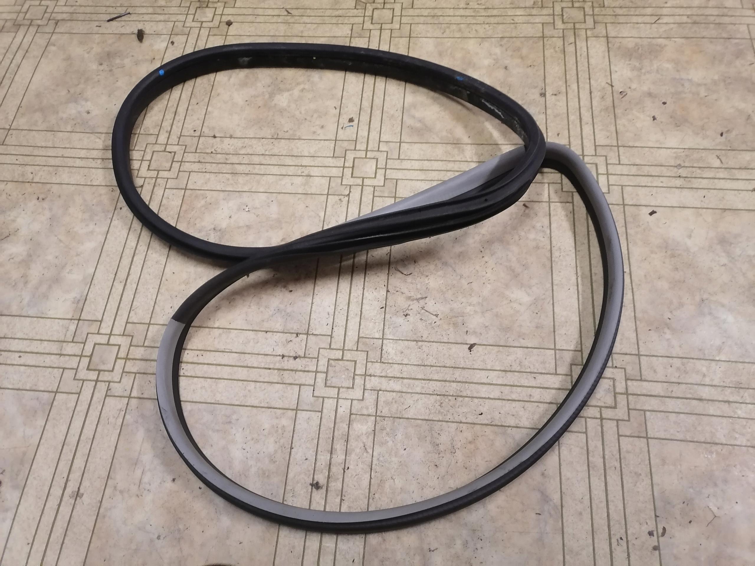 Ущільнювач двері лівий передній Opel astra H без