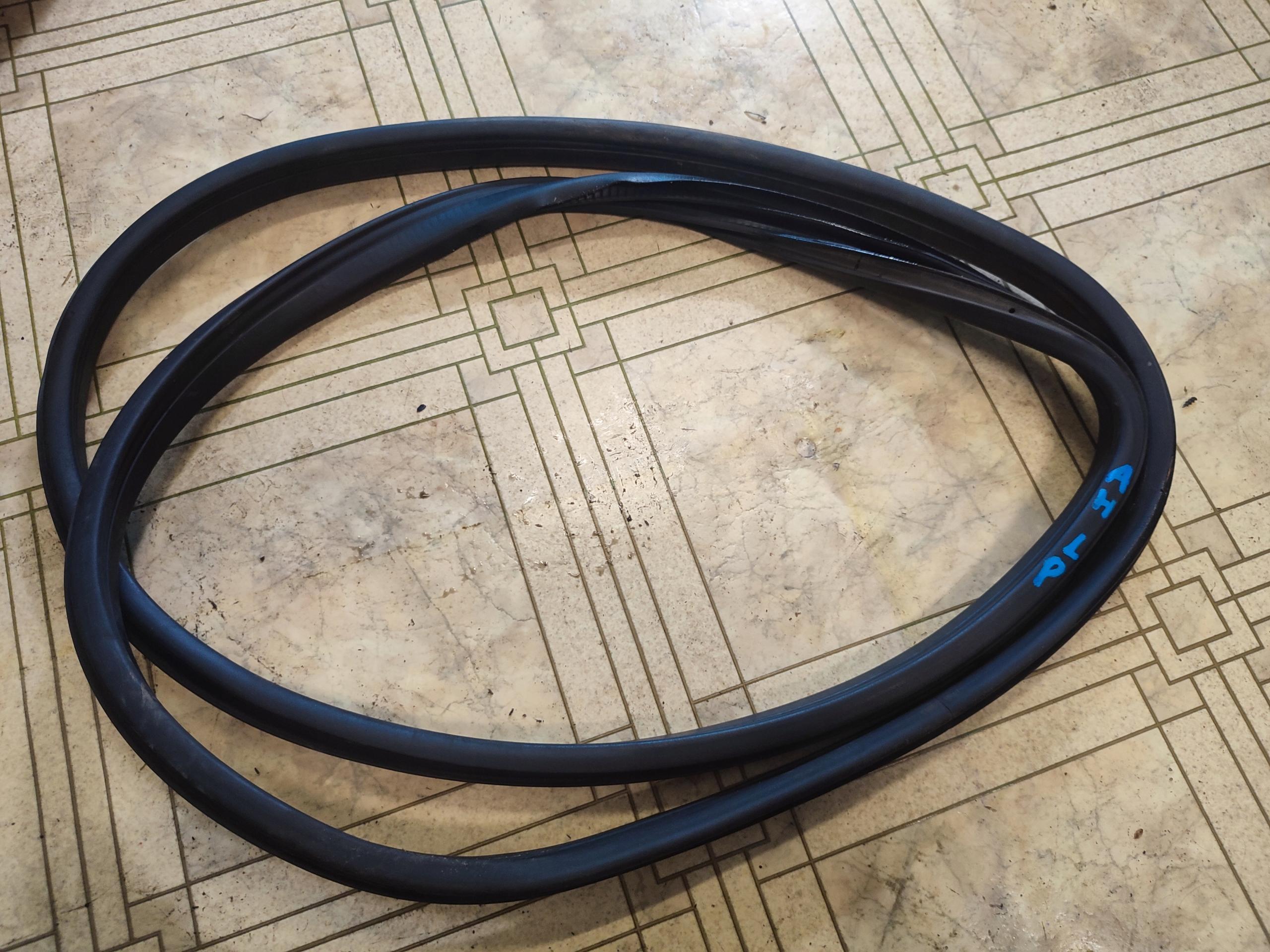 Ущільнювач дверей лівий передній Opel astra H чорний