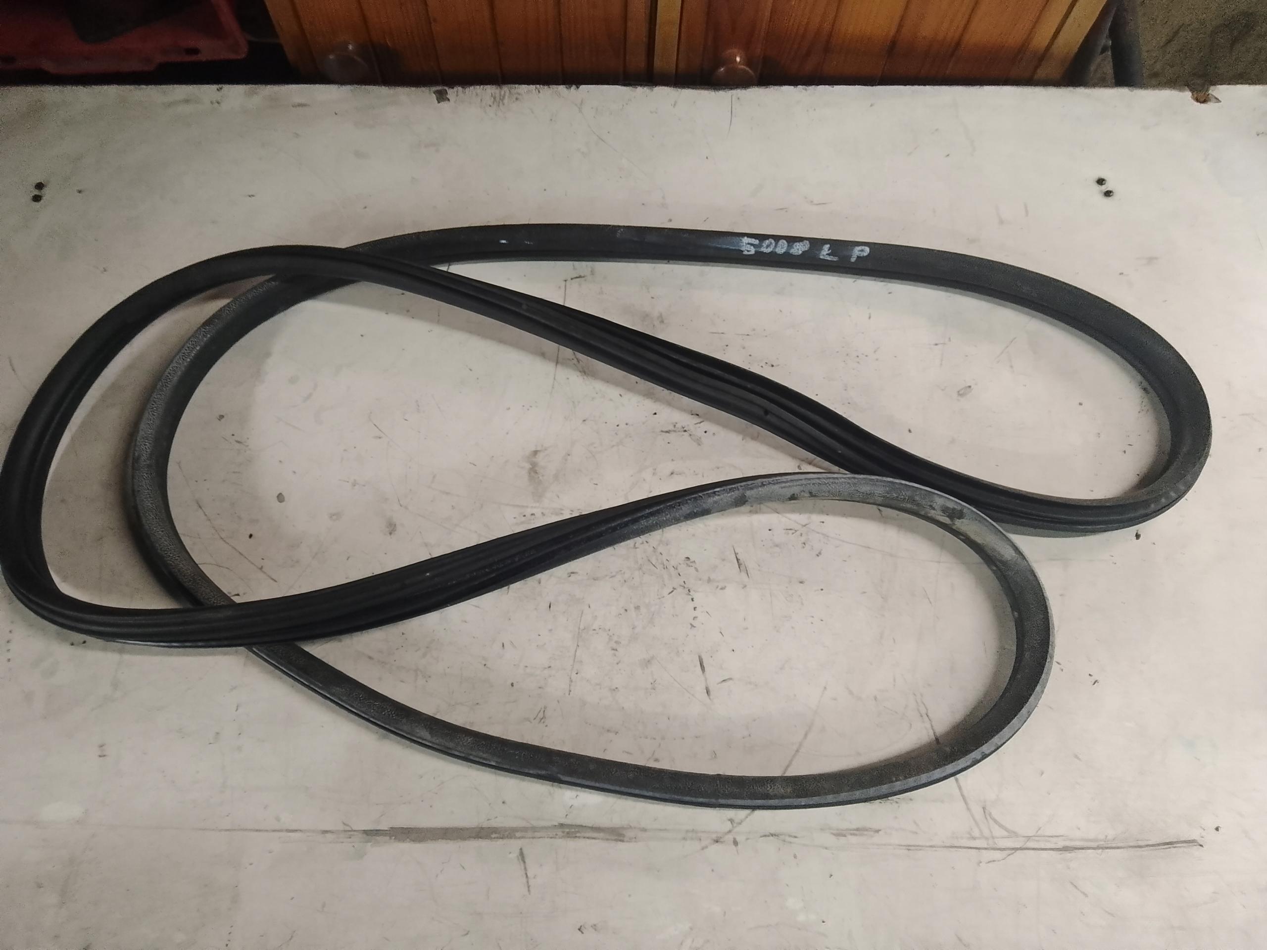 Уплотнитель двери левый передний peugeot 5008