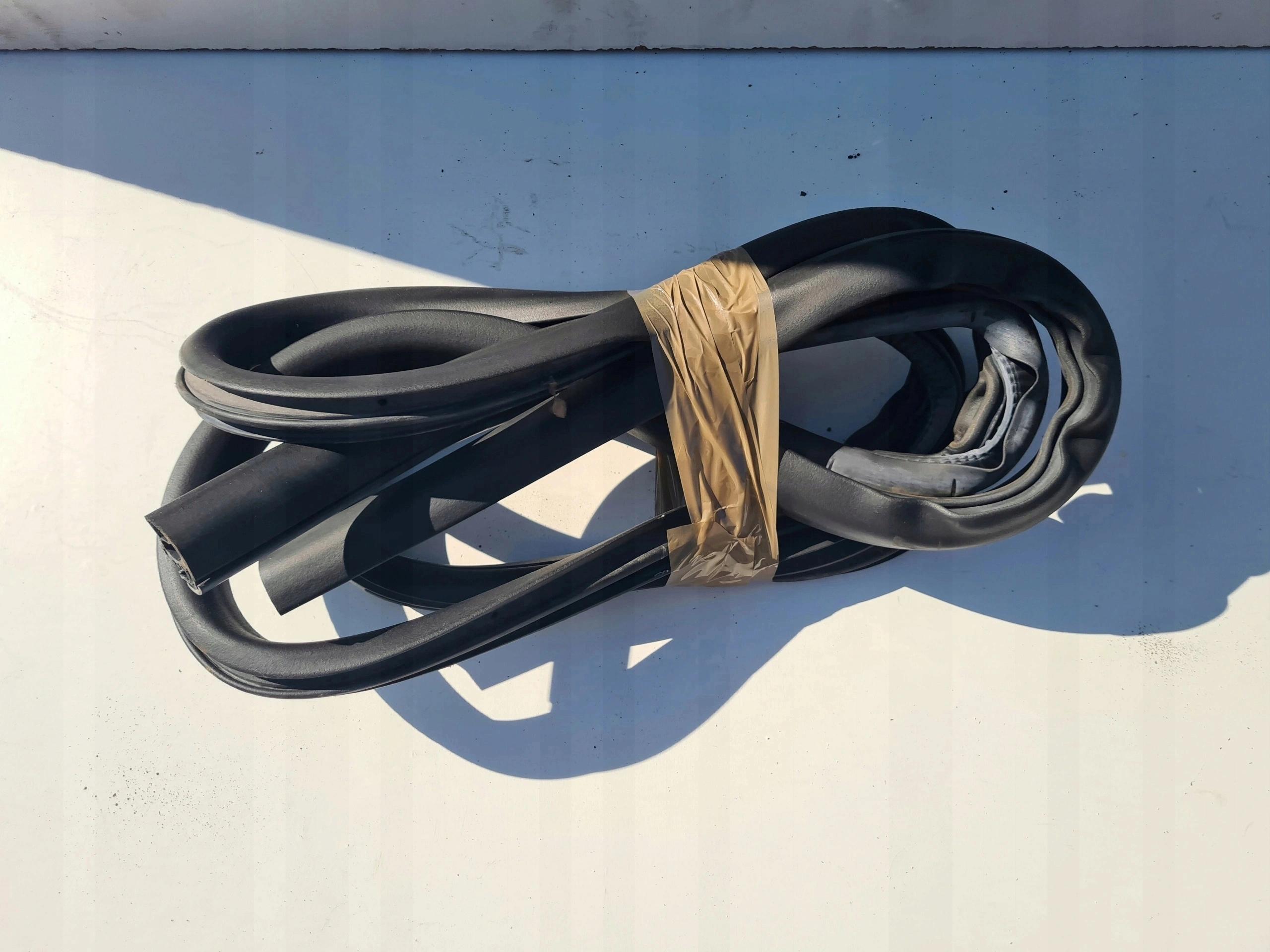 Ущільнювач двері правий передній VW T5 MULTIVAN