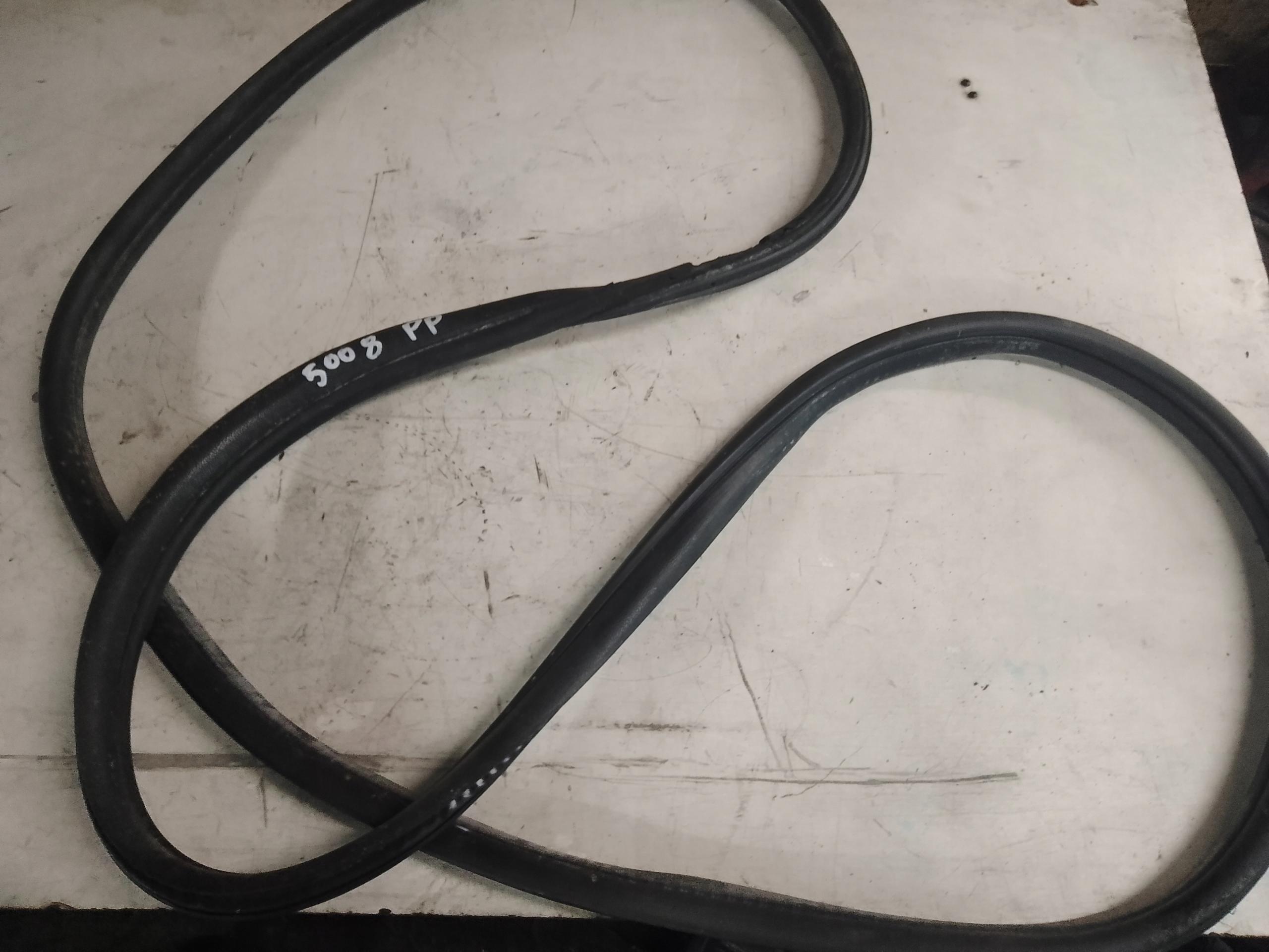 Ущільнювач передньої правої двері peugeot 5008