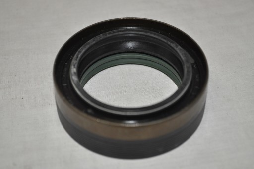 Уплотнение полуоси во влагалище cat 428c 1306877